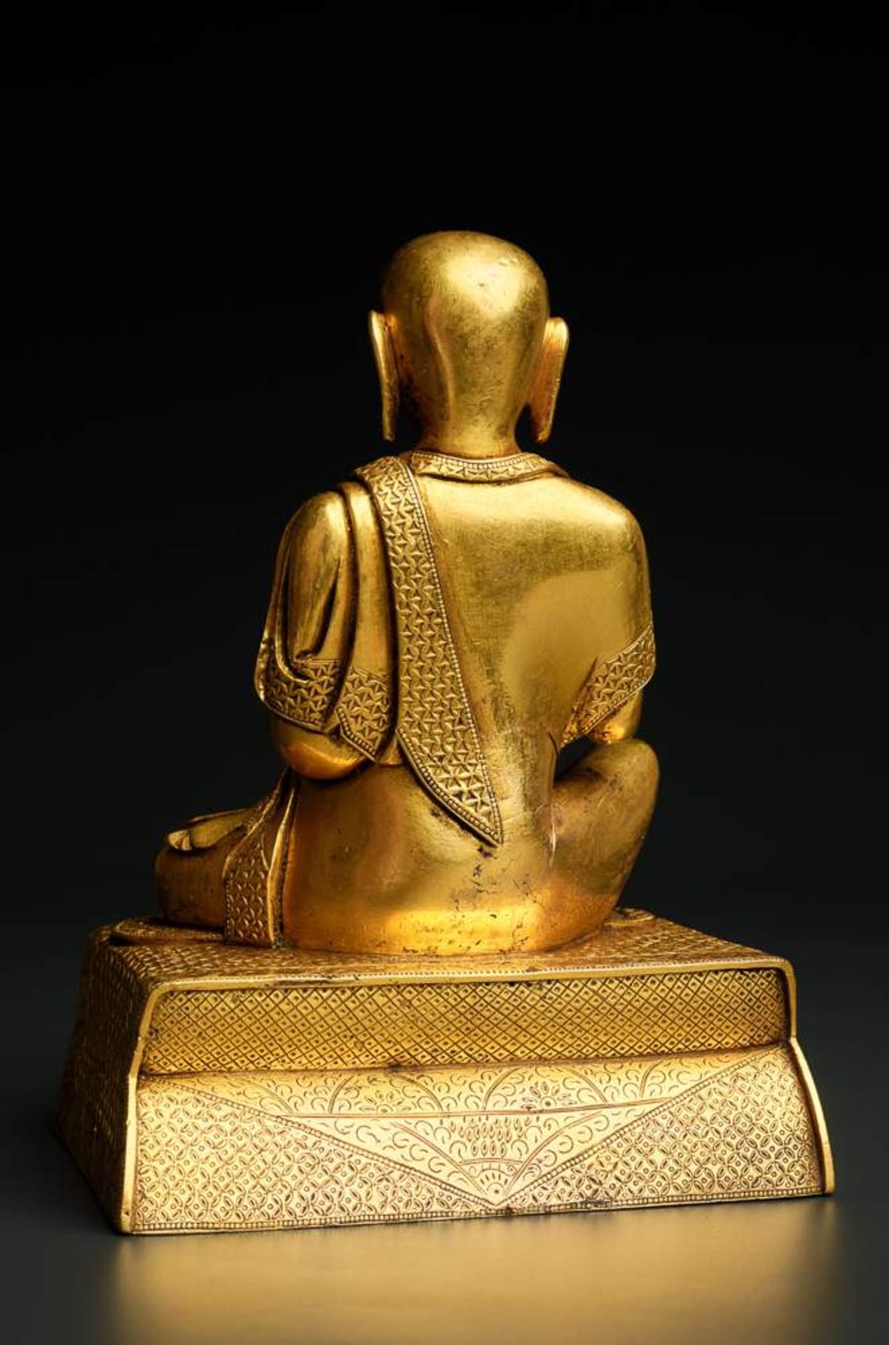 EIN ARHAT (BUDDHISTISCHER HEILIGER)
Feuervergoldete Bronze. Tibet, 18. Jh.Eine fein ausgeführte - Image 5 of 6