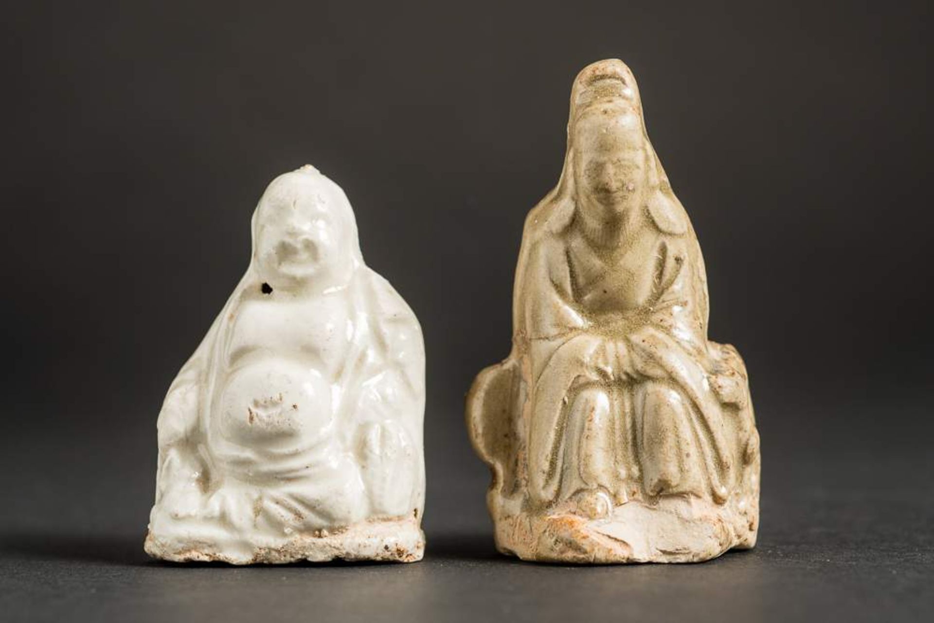 ZWEI KLEINE AMULETTFIGUREN
Glasierte Keramik. China, späte Qing-Dynastie, ca. 19. oder