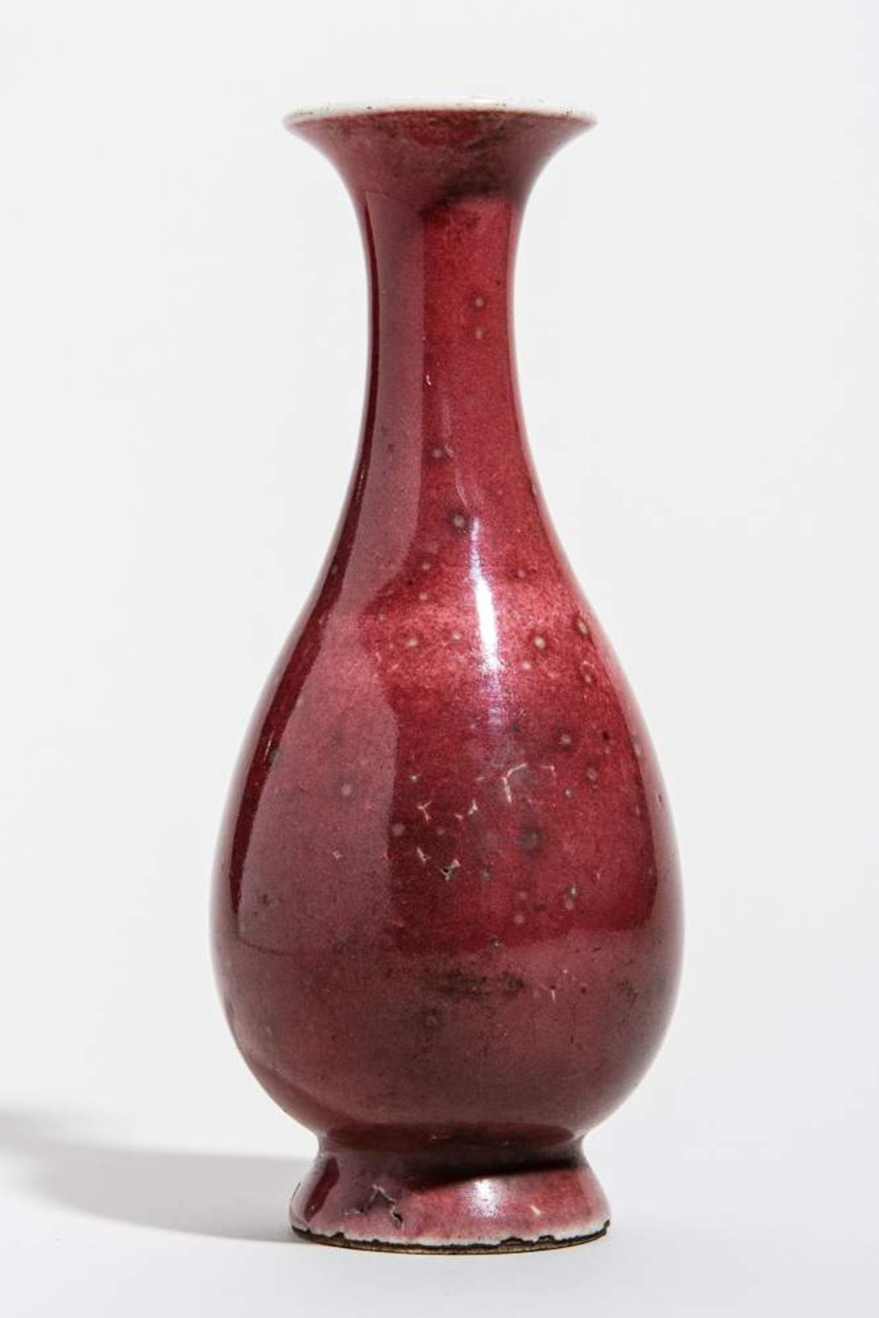 FORMSCHÖNE KLEINERE VASE
Porzellan. China, Qing-Dynastie, ca. 18. bis 19. Jh.Sehr gut mit kleinen - Image 2 of 9