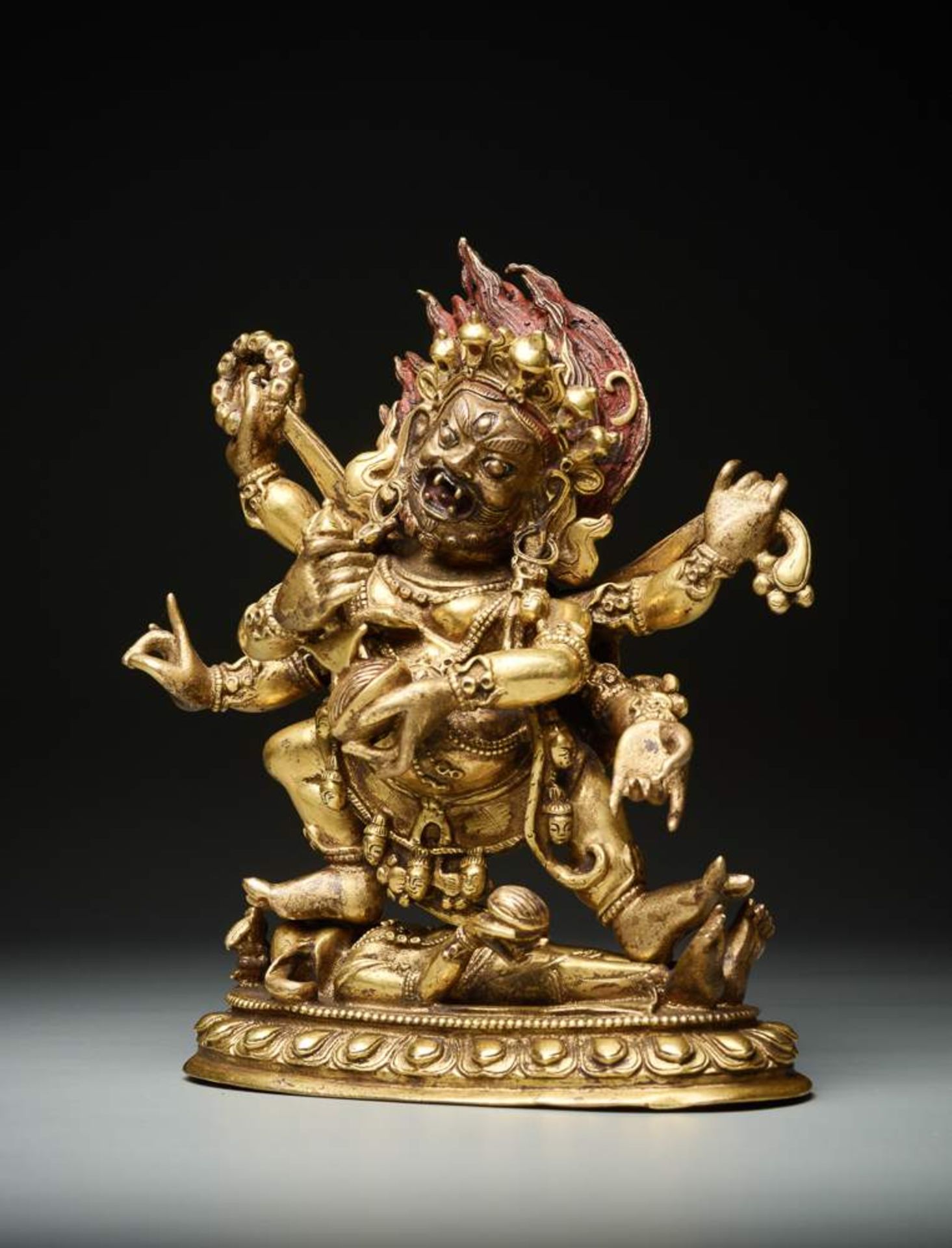SECHSARMIGER SADBHUJA MAHAKALA
Bronze mit Feuervergoldung. Tibet, 18. Jh.Aus zwei Teilen