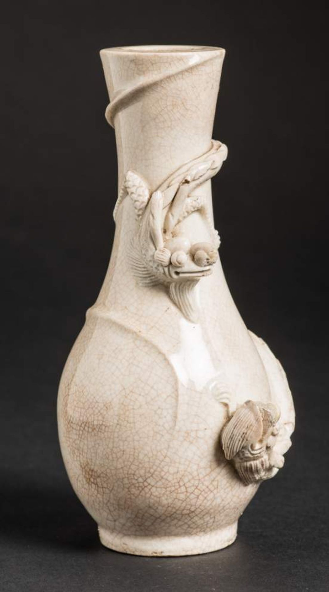 VASE MIT ZWEI DRACHEN
Biskuit Porzellan. China, späte Qing-Dynastie, ca. 19. Jh.Kleine Vase mit