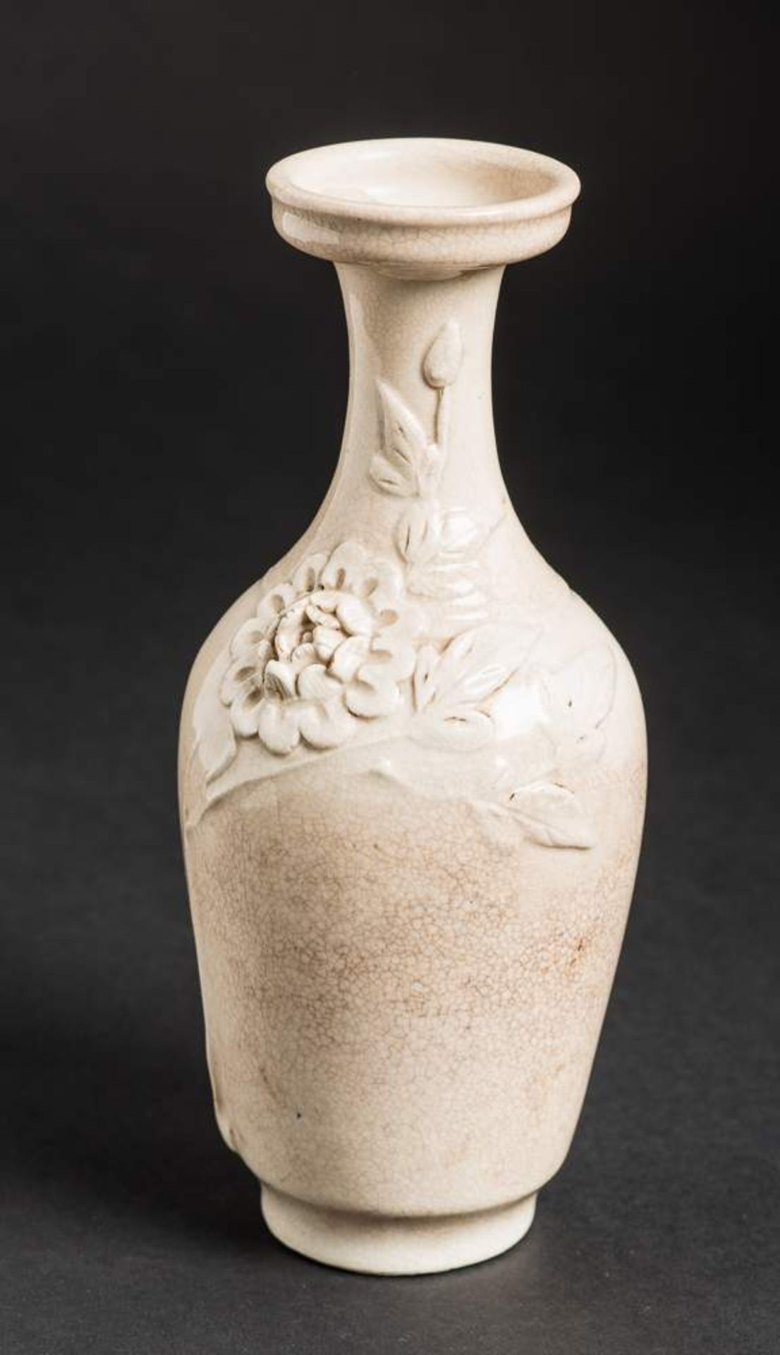 VASE MIT CHRYSANTHEMENBLÜTE
Steingut. China, späte Qing-Dynastie, ca. 19. Jh.Hochschultrige Form mit - Image 5 of 7