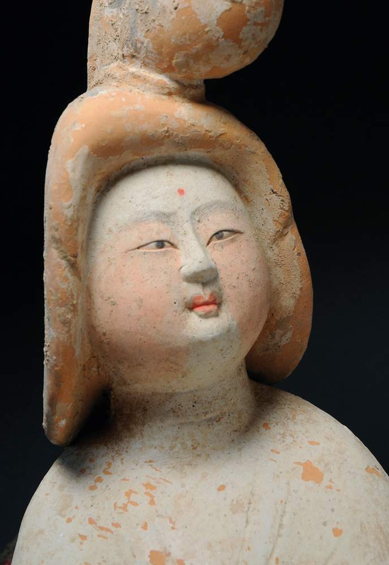 STEHENDE HOFDAME MIT HOHER KOPFBEDECKUNG
Terrakotta mit Bemalung. China, Tang-Dynastie (618-907) - Image 2 of 2