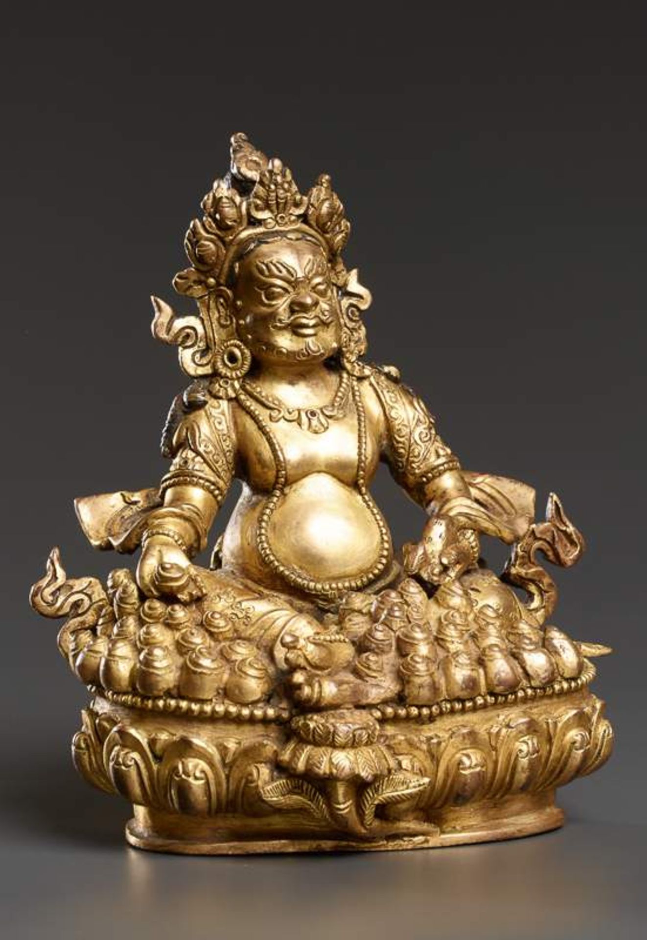 DIE REICHTUMSGOTTHEIT JAMBHALA
Feuervergoldete Bronze. Tibet, 18. Jh.Eine außergewöhnliche - Image 3 of 6