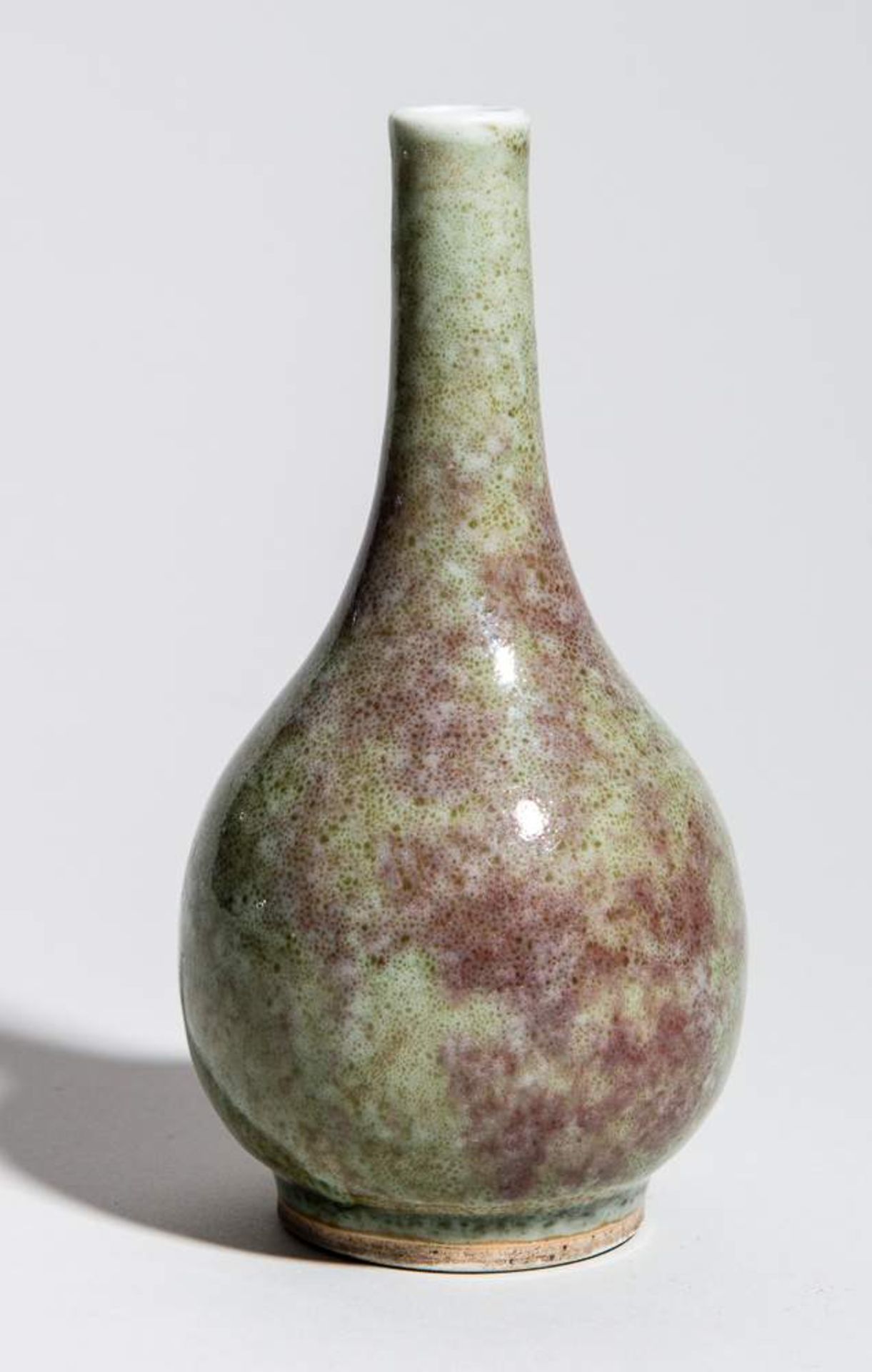 KLEINE VASE
Porzellan. China, späte Qing-Dynastie, ca. 19. Jh.Schöne grüngraue Glasur mit