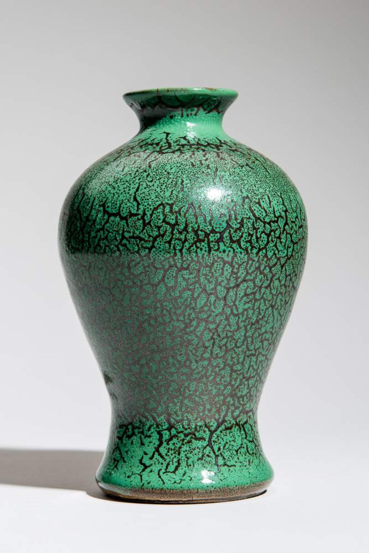 GRÜNE VASE MIT ASTWERK-DEKOR
Glasierte Keramik. China, Qing-Dynastie bis RepublikSeltenes kleines