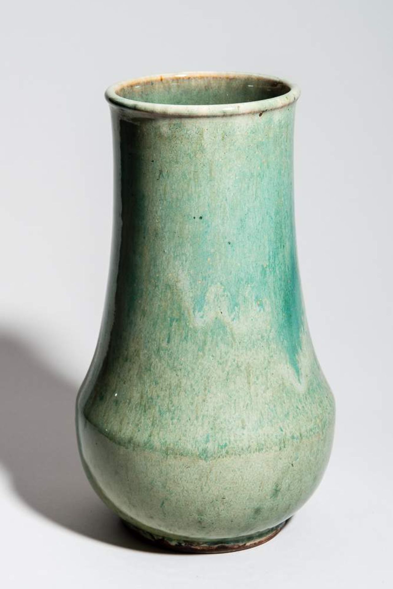GRÖSSERE HALSVASE
Porzellan. China, Qing-Dynastie, 19. Jh.Sehr feinsinnig bis raffiniert angebrachte