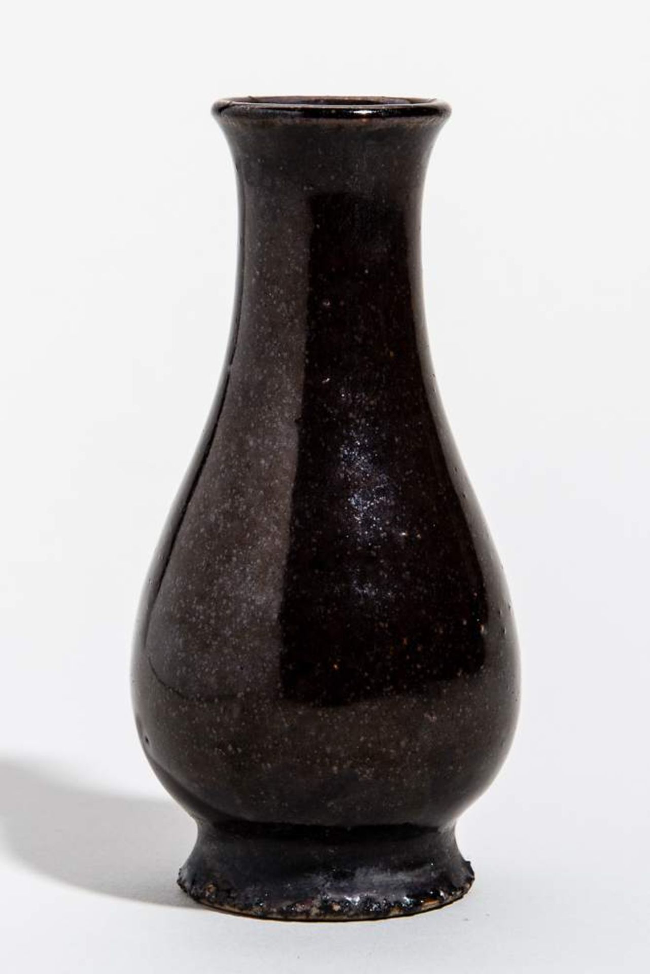 KLEINE VASE
Glasierte Keramik. China, Qing-DynastieVäschen mit hohem Hals, Mündung und auch der