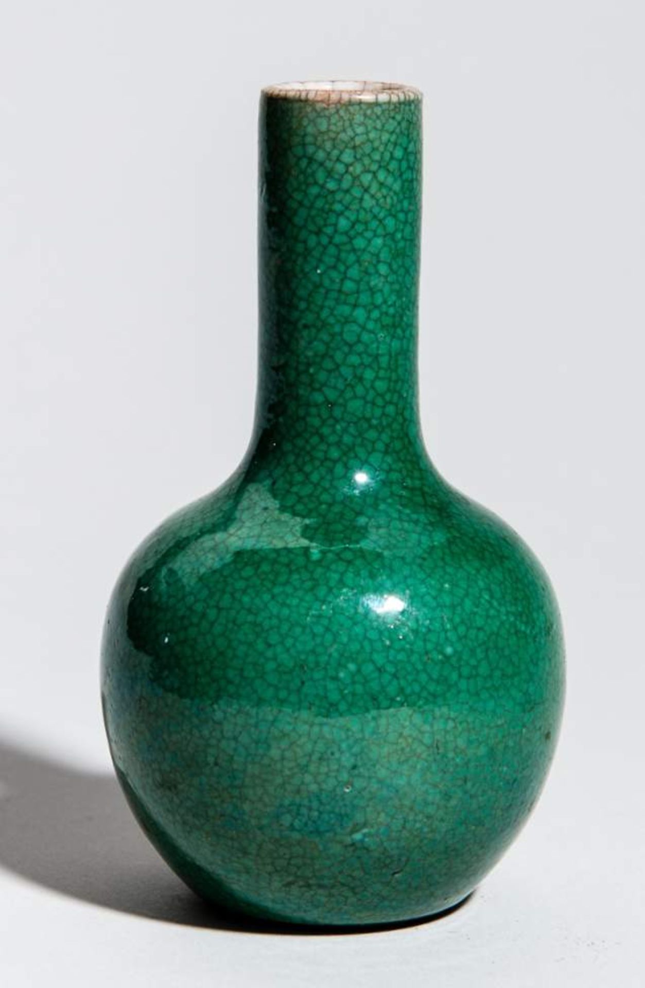 KLEINE VASE
Porzellan. China, späte Qing-Dynastie, ca. 19. Jh.Sehr schönes regelmäßiges Craquelé