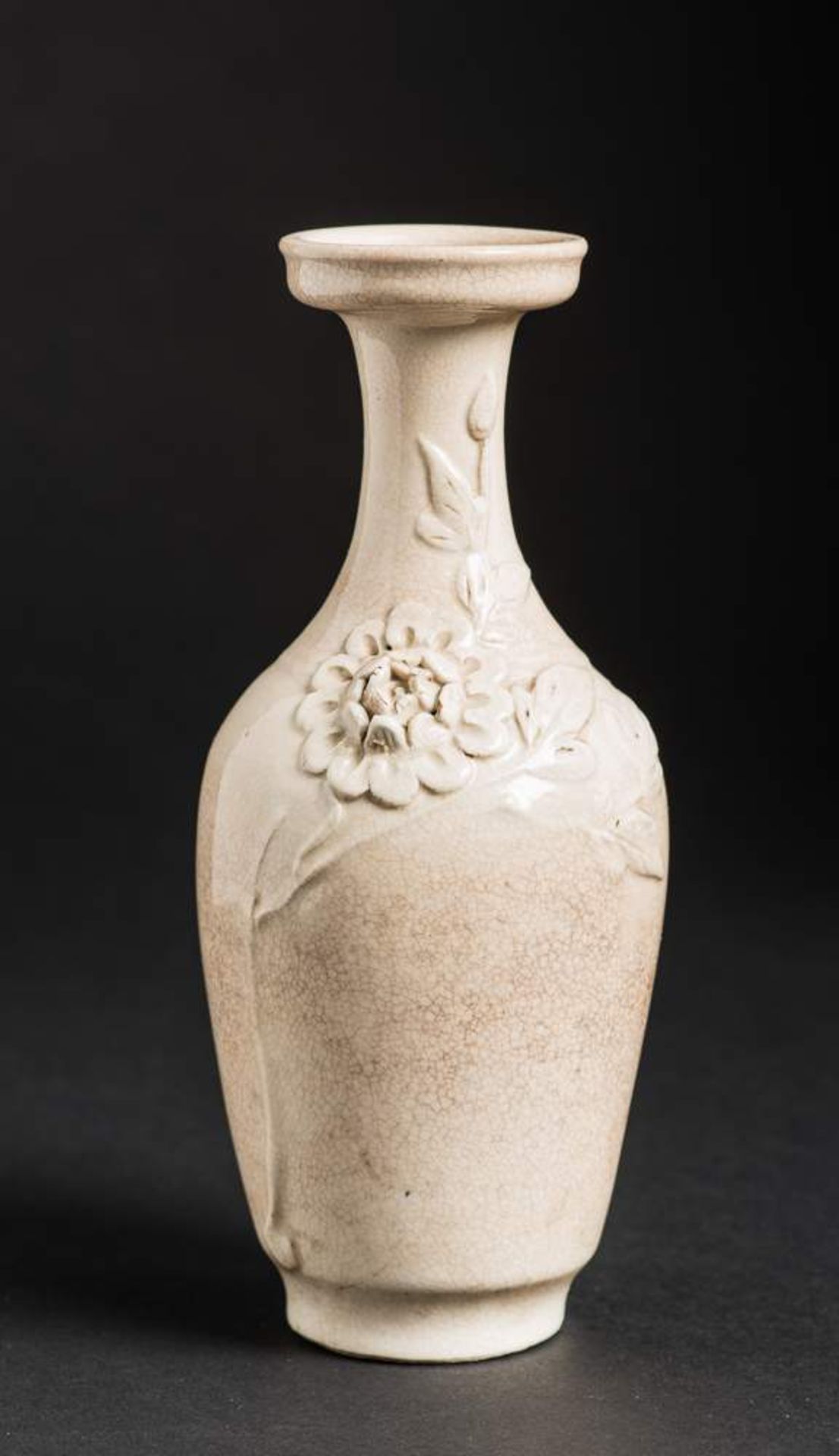 VASE MIT CHRYSANTHEMENBLÜTE
Steingut. China, späte Qing-Dynastie, ca. 19. Jh.Hochschultrige Form mit