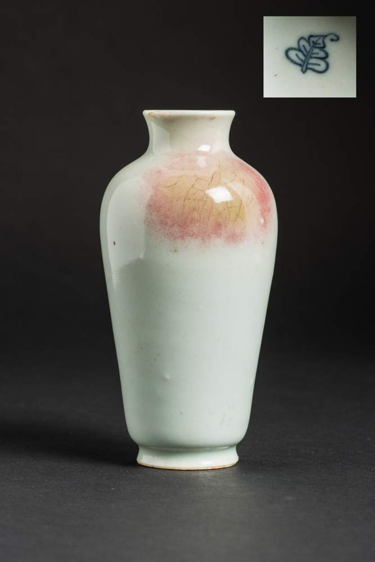 VASE
Porzellan. China, späte Qing-Dynastie, ca. 19. Jh.Feine Form mit hochgezogenen Schultern und - Image 2 of 6