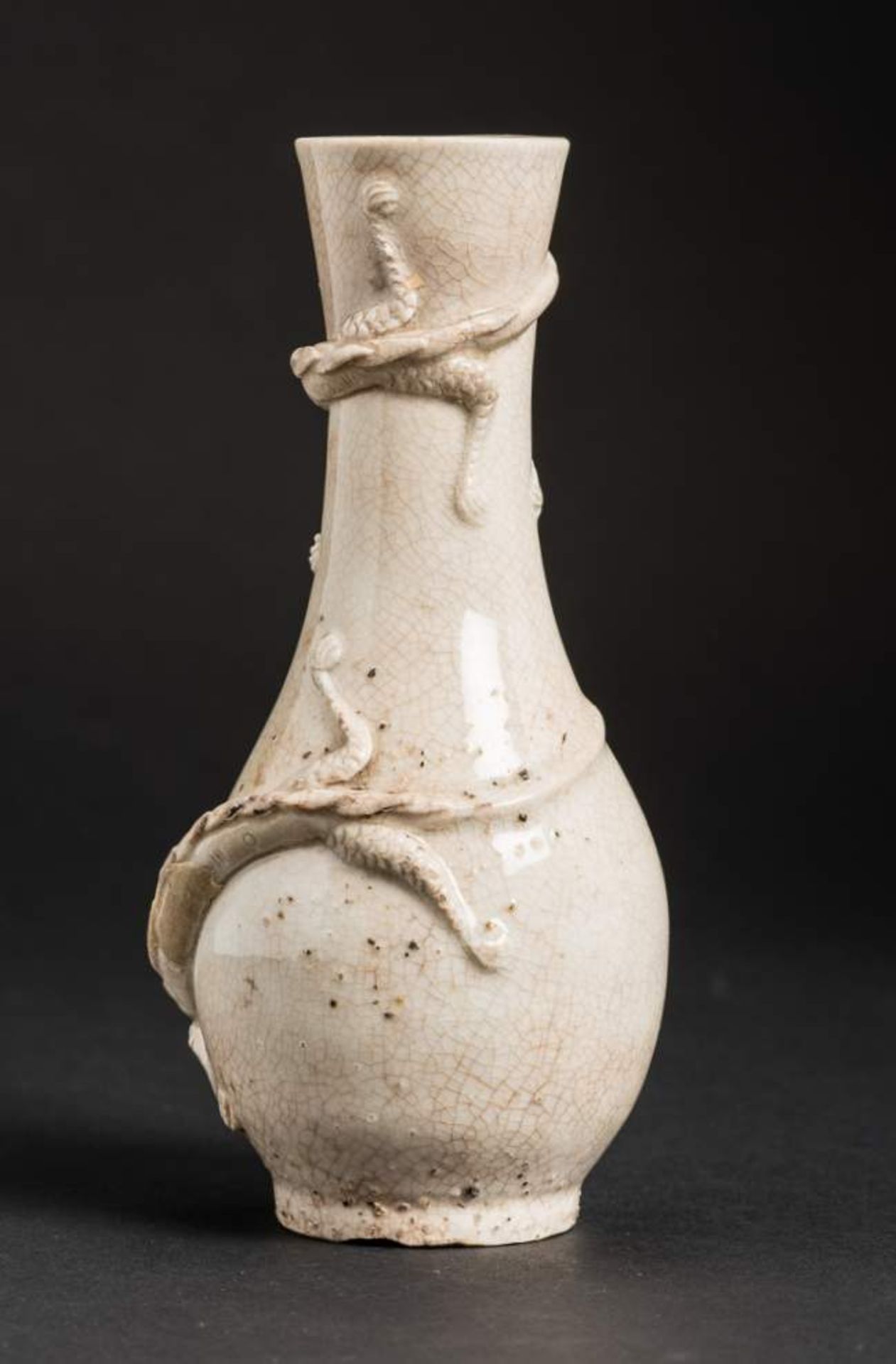 VASE MIT ZWEI DRACHEN
Biskuit Porzellan. China, späte Qing-Dynastie, ca. 19. Jh.Kleine Vase mit - Bild 3 aus 8