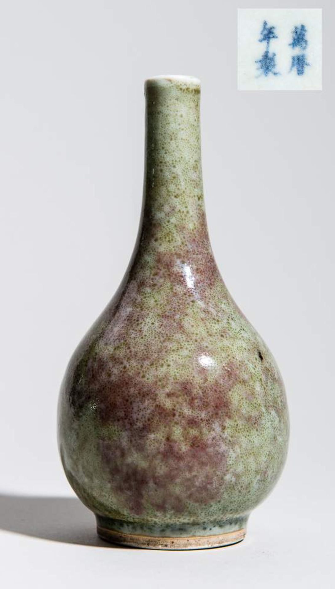 KLEINE VASE
Porzellan. China, späte Qing-Dynastie, ca. 19. Jh.Schöne grüngraue Glasur mit - Image 6 of 6