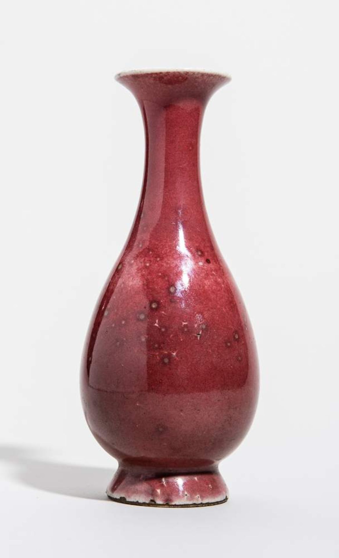 FORMSCHÖNE KLEINERE VASE
Porzellan. China, Qing-Dynastie, ca. 18. bis 19. Jh.Sehr gut mit kleinen - Image 8 of 9