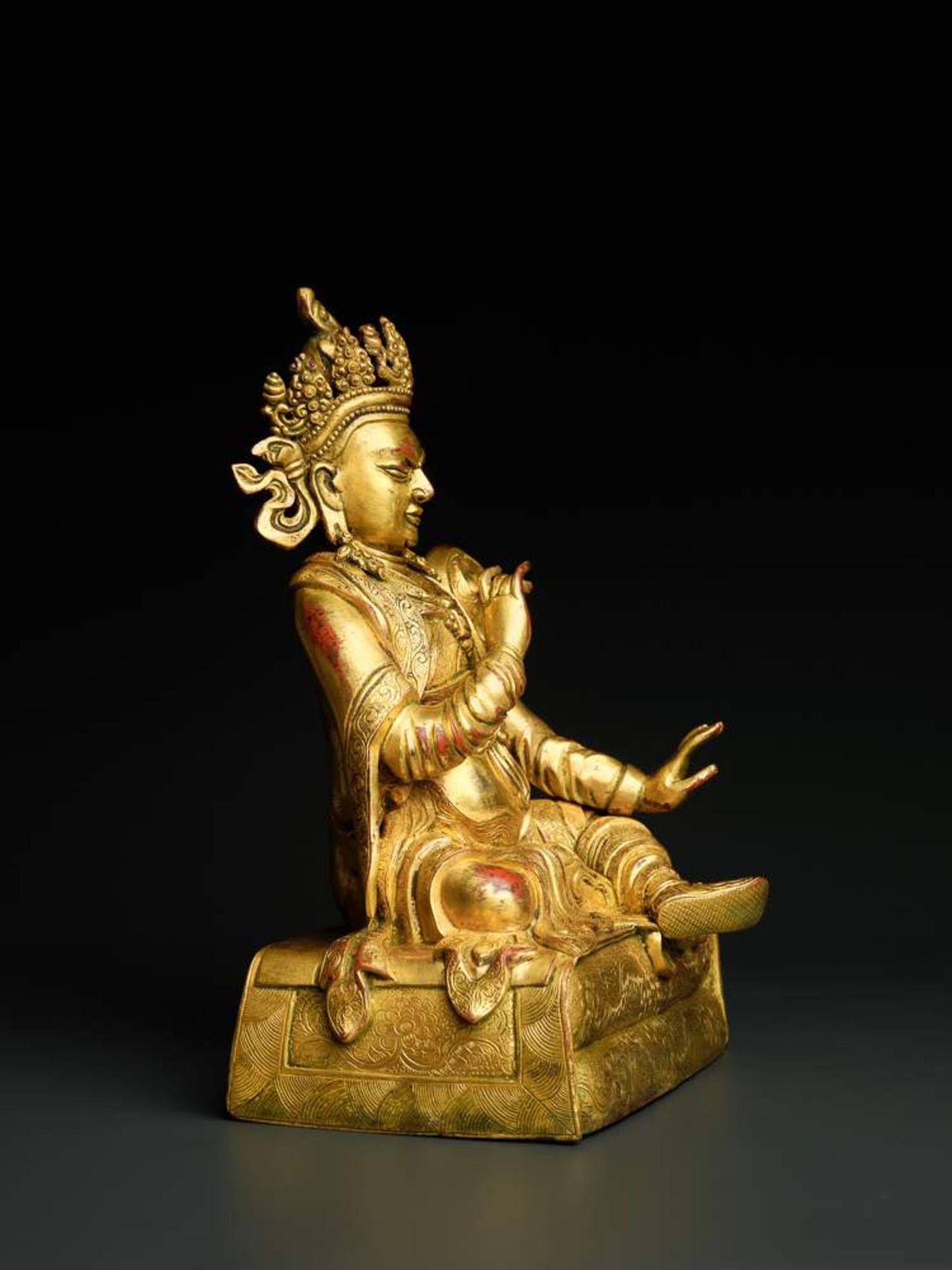 TIBETISCHER KÖNIG
Feuervergoldete Bronze. Tibet, spätes 18. Jh.Diese sehr gediegen gearbeitete, - Image 4 of 6