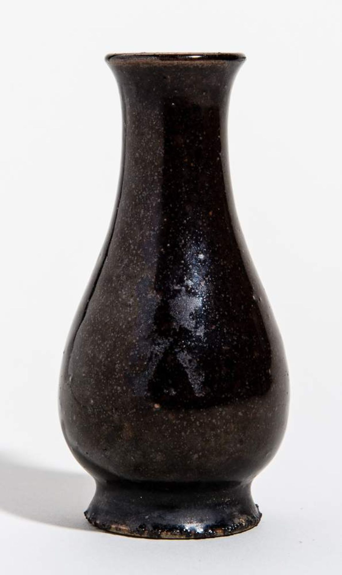 KLEINE VASE
Glasierte Keramik. China, Qing-DynastieVäschen mit hohem Hals, Mündung und auch der - Image 4 of 5