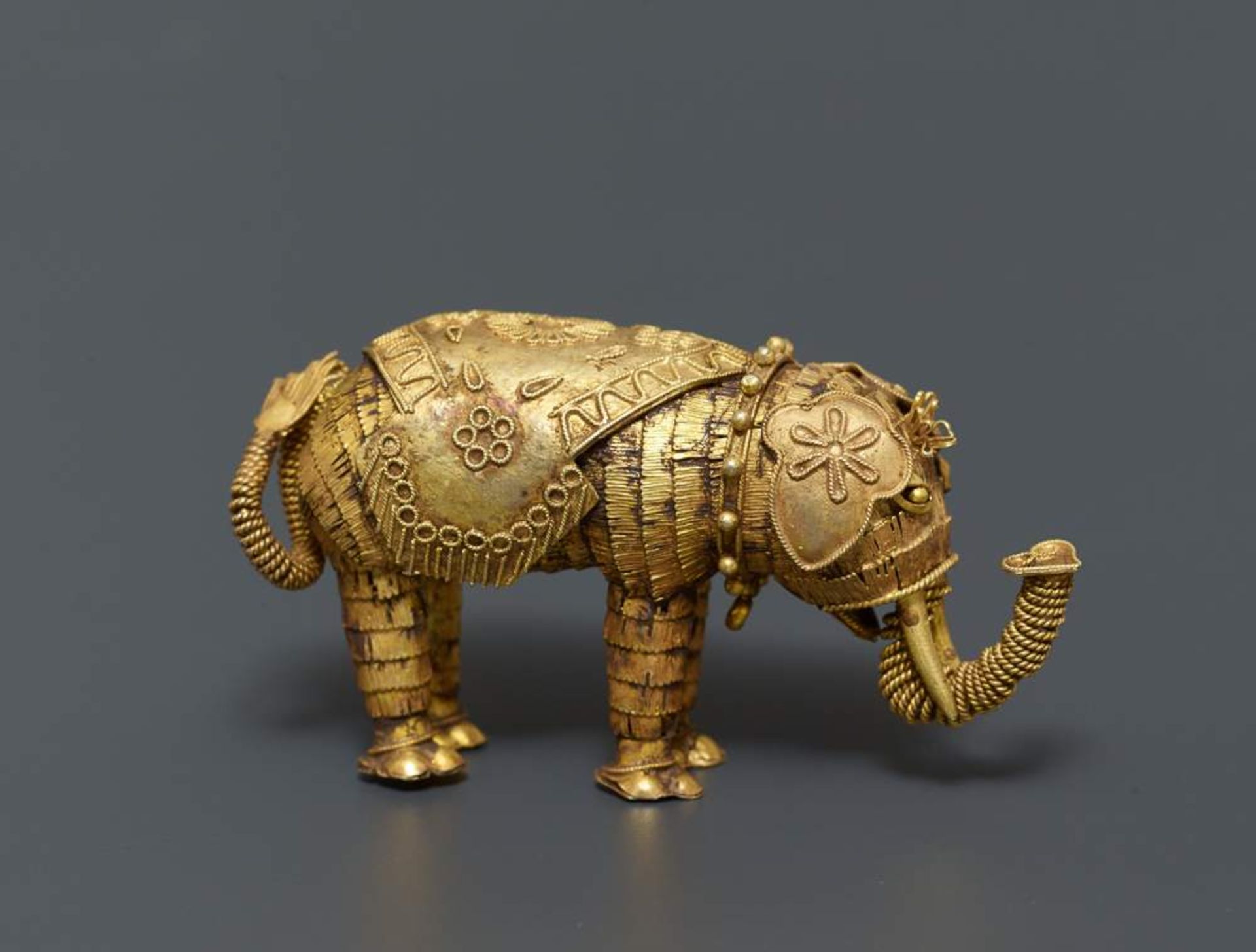 ELEFANT
Gold. China, vermutlich Tang- bis Liao-Dynastie (bis 12. Jh.)Feinste Miniaturarbeit aus - Image 4 of 5