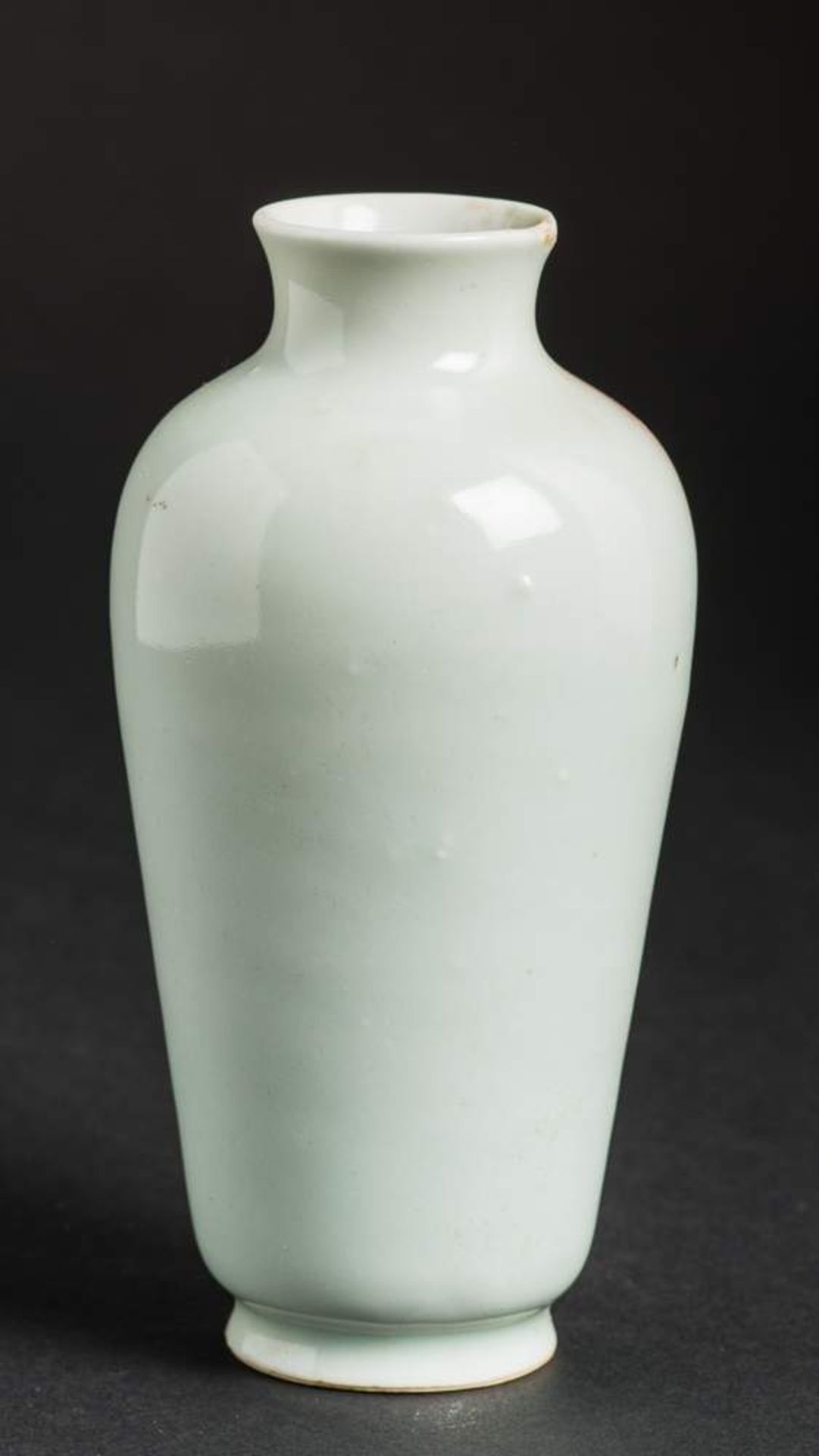 VASE
Porzellan. China, späte Qing-Dynastie, ca. 19. Jh.Feine Form mit hochgezogenen Schultern und - Image 3 of 6