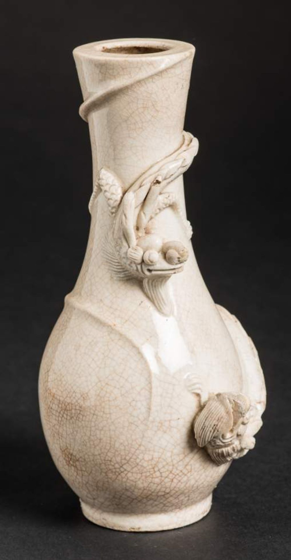 VASE MIT ZWEI DRACHEN
Biskuit Porzellan. China, späte Qing-Dynastie, ca. 19. Jh.Kleine Vase mit - Bild 8 aus 8