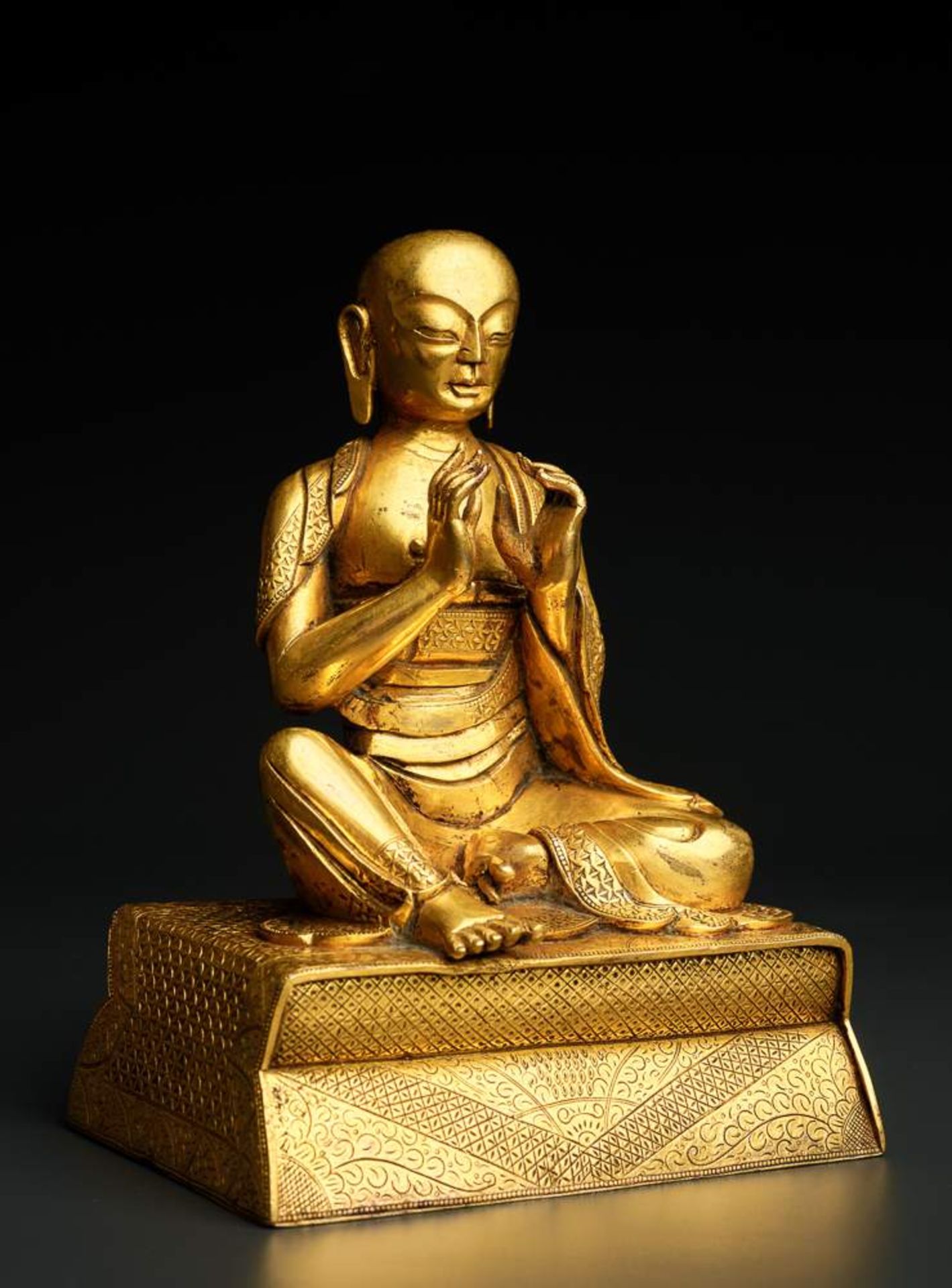 EIN ARHAT (BUDDHISTISCHER HEILIGER)
Feuervergoldete Bronze. Tibet, 18. Jh.Eine fein ausgeführte - Image 2 of 6