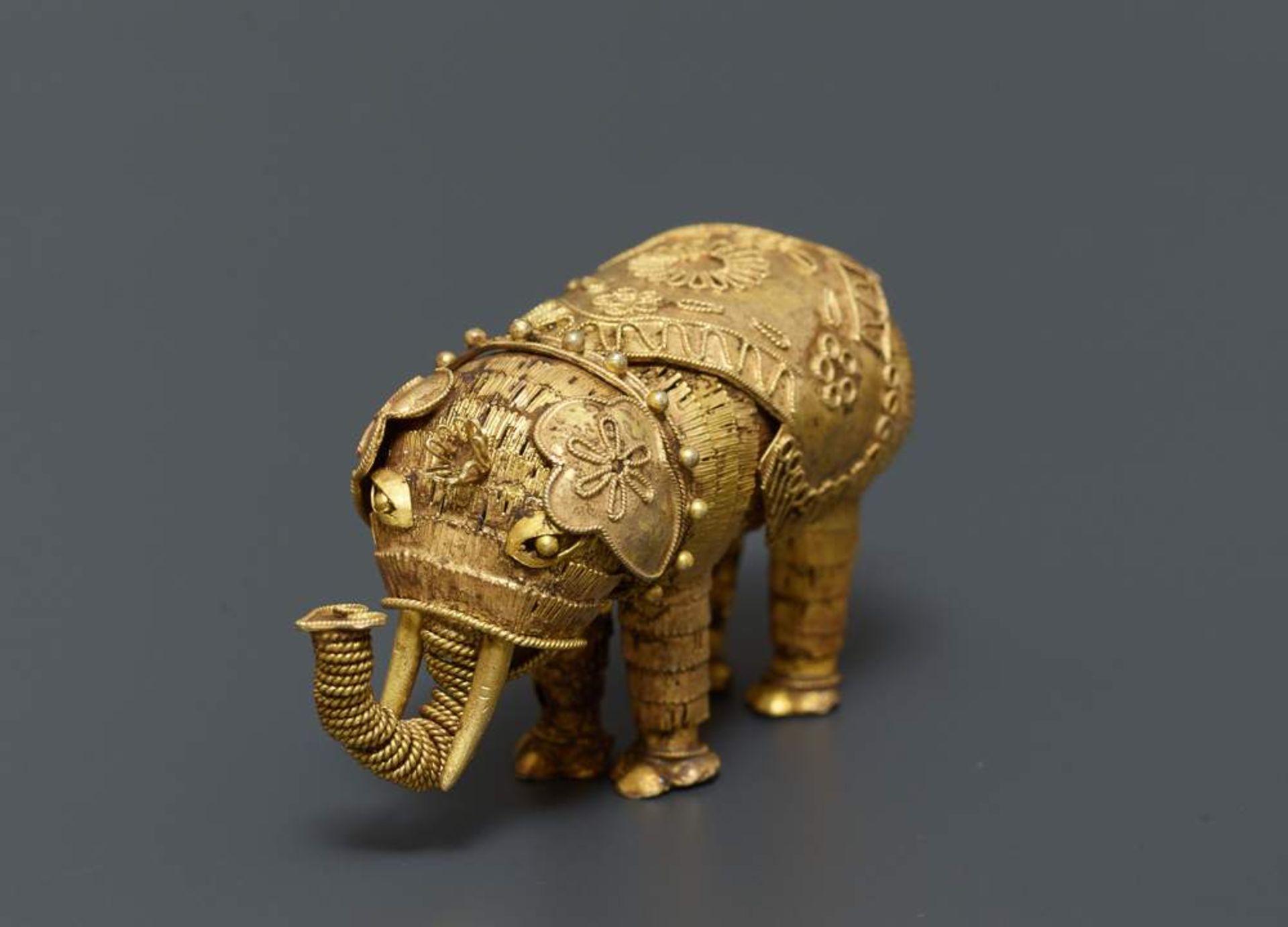 ELEFANT
Gold. China, vermutlich Tang- bis Liao-Dynastie (bis 12. Jh.)Feinste Miniaturarbeit aus - Image 3 of 5