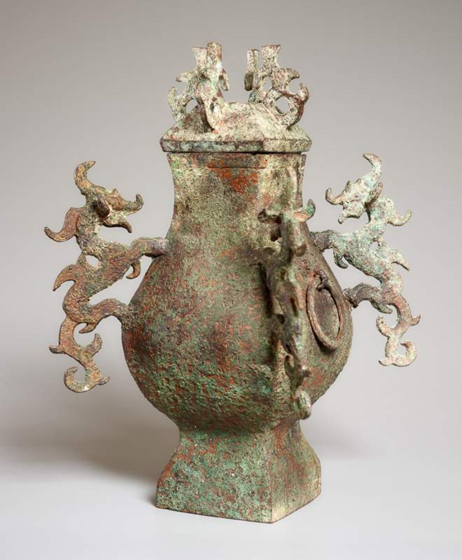 ARCHAISCHES GEFÄSS FANG-HU
Bronze. China, im Stil der Zeit der Streitenden Reiche 475 - 221 vorEin