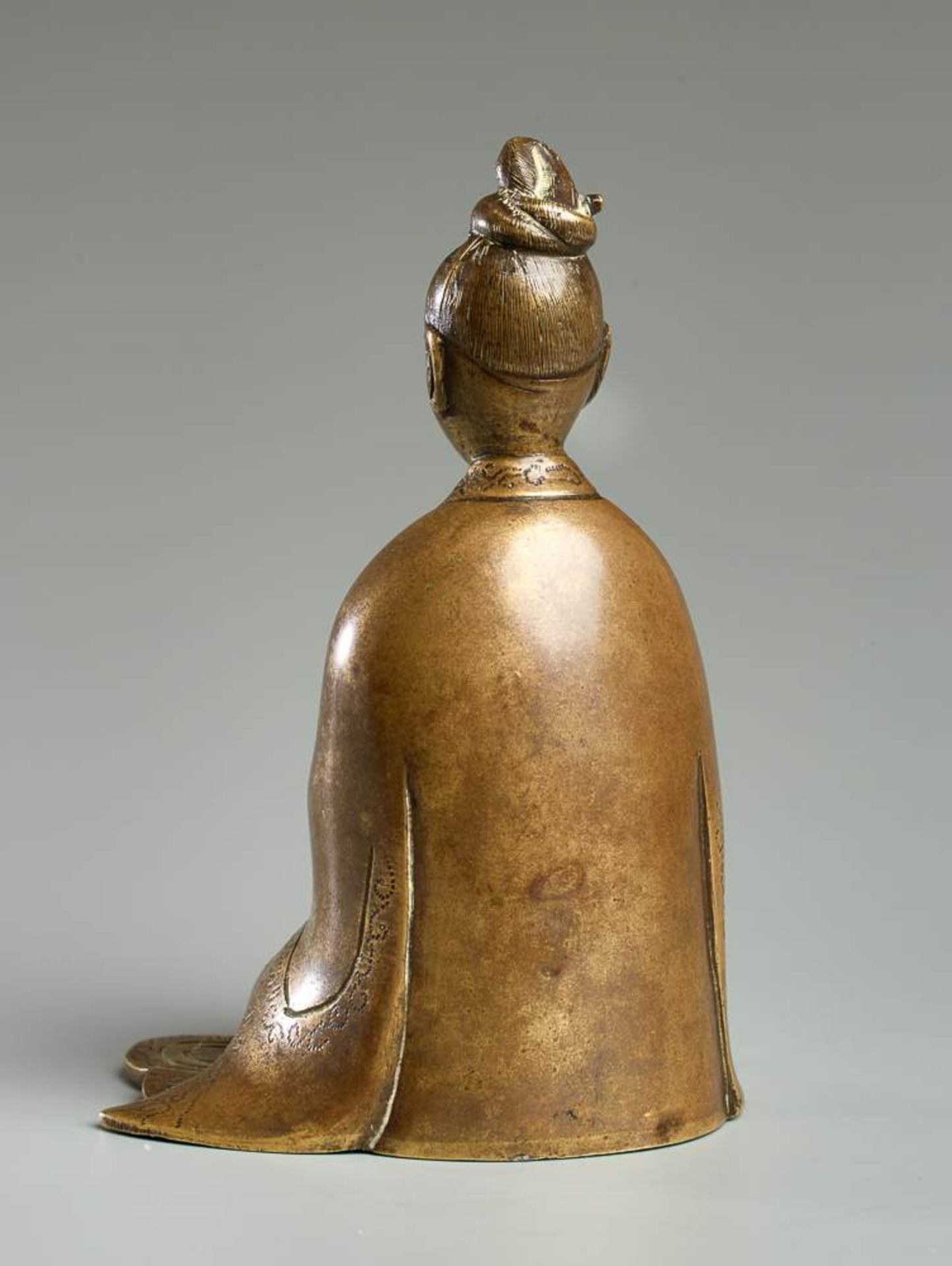 DIE GÖTTIN GUANYIN MIT KIND
Gelbe Bronze. China, 18. Jh.Sie dürfte die beliebteste „Gottheit“ Chinas - Image 5 of 6