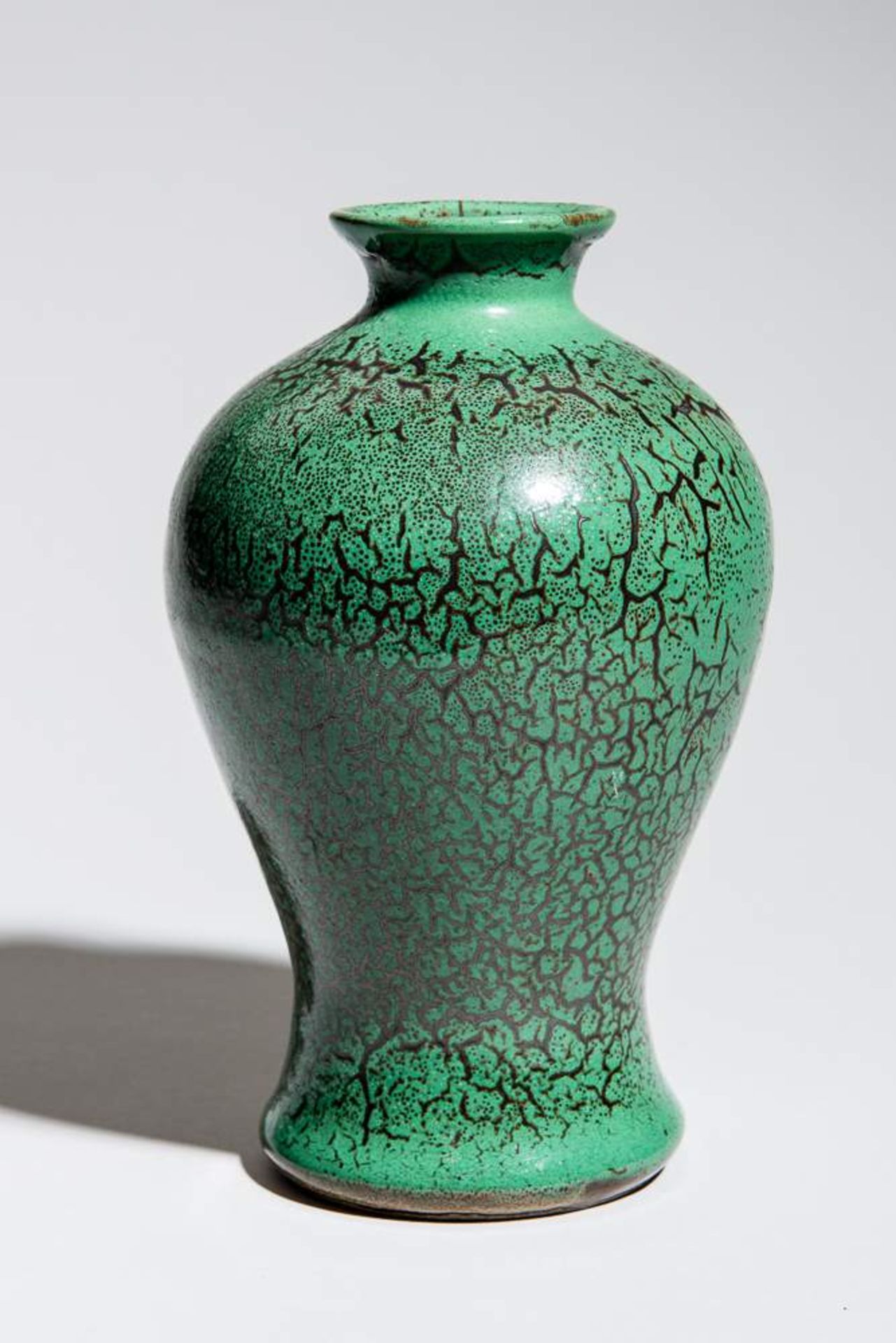 GRÜNE VASE MIT ASTWERK-DEKOR
Glasierte Keramik. China, Qing-Dynastie bis RepublikSeltenes kleines - Image 5 of 7