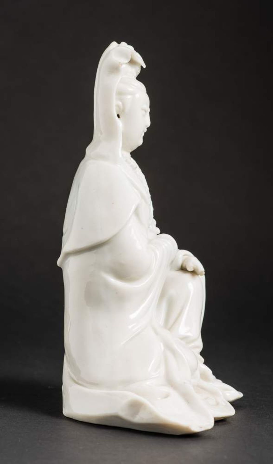 SITZENDE GUANYIN
Blanc de Chine-Porzellan. China, späte Qing-Dynastie, ca. 19. Jh.Die - Image 4 of 7