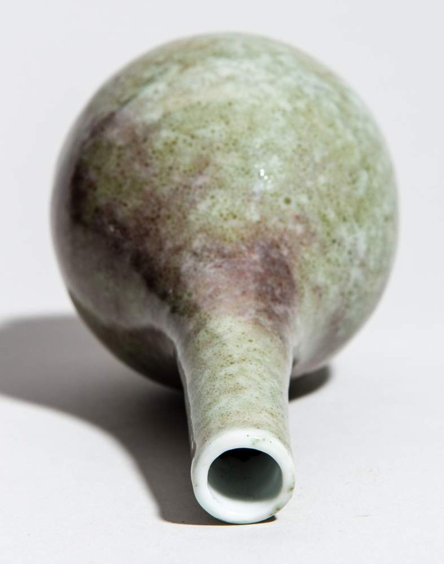 KLEINE VASE
Porzellan. China, späte Qing-Dynastie, ca. 19. Jh.Schöne grüngraue Glasur mit - Image 5 of 6