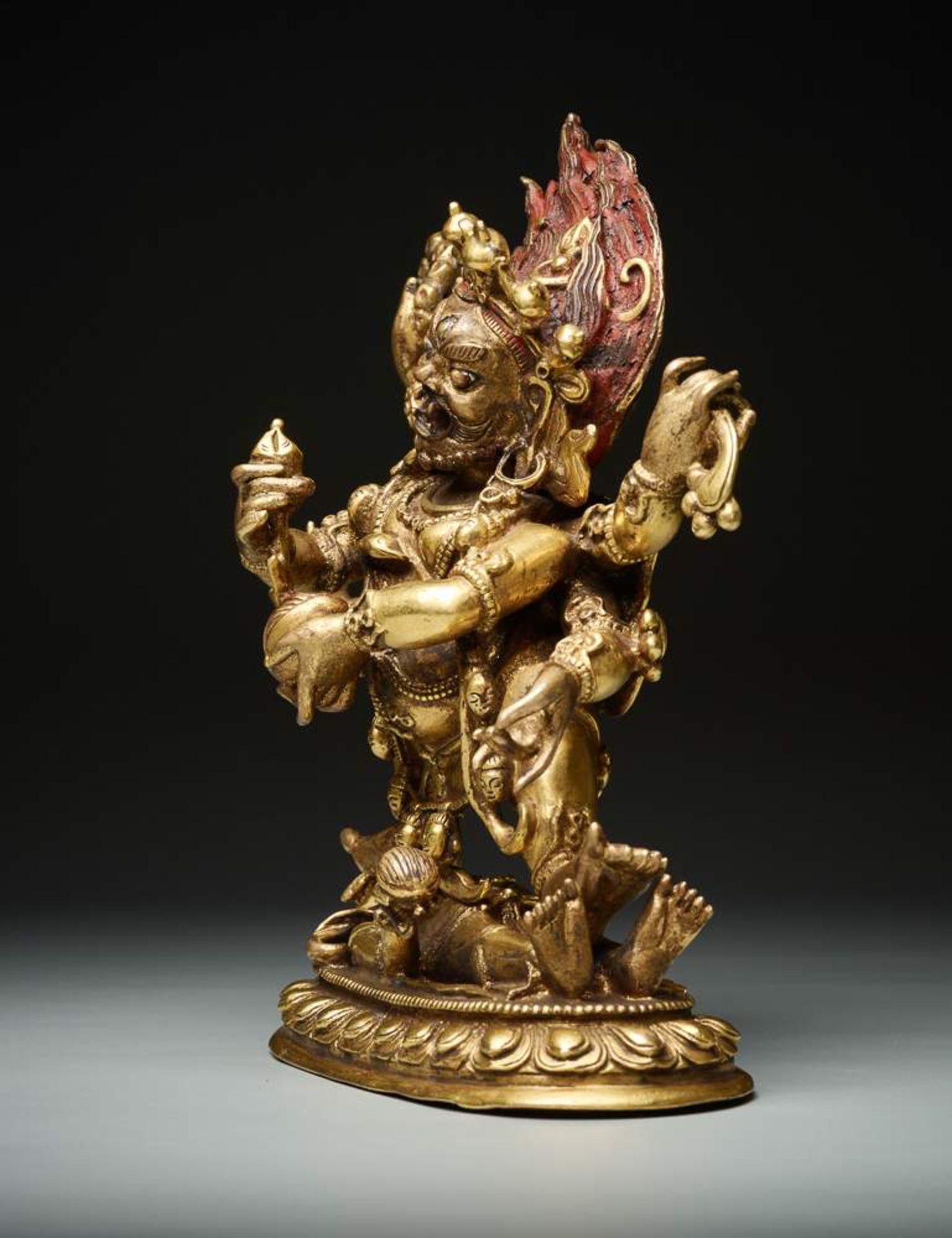 SECHSARMIGER SADBHUJA MAHAKALA
Bronze mit Feuervergoldung. Tibet, 18. Jh.Aus zwei Teilen - Image 4 of 7