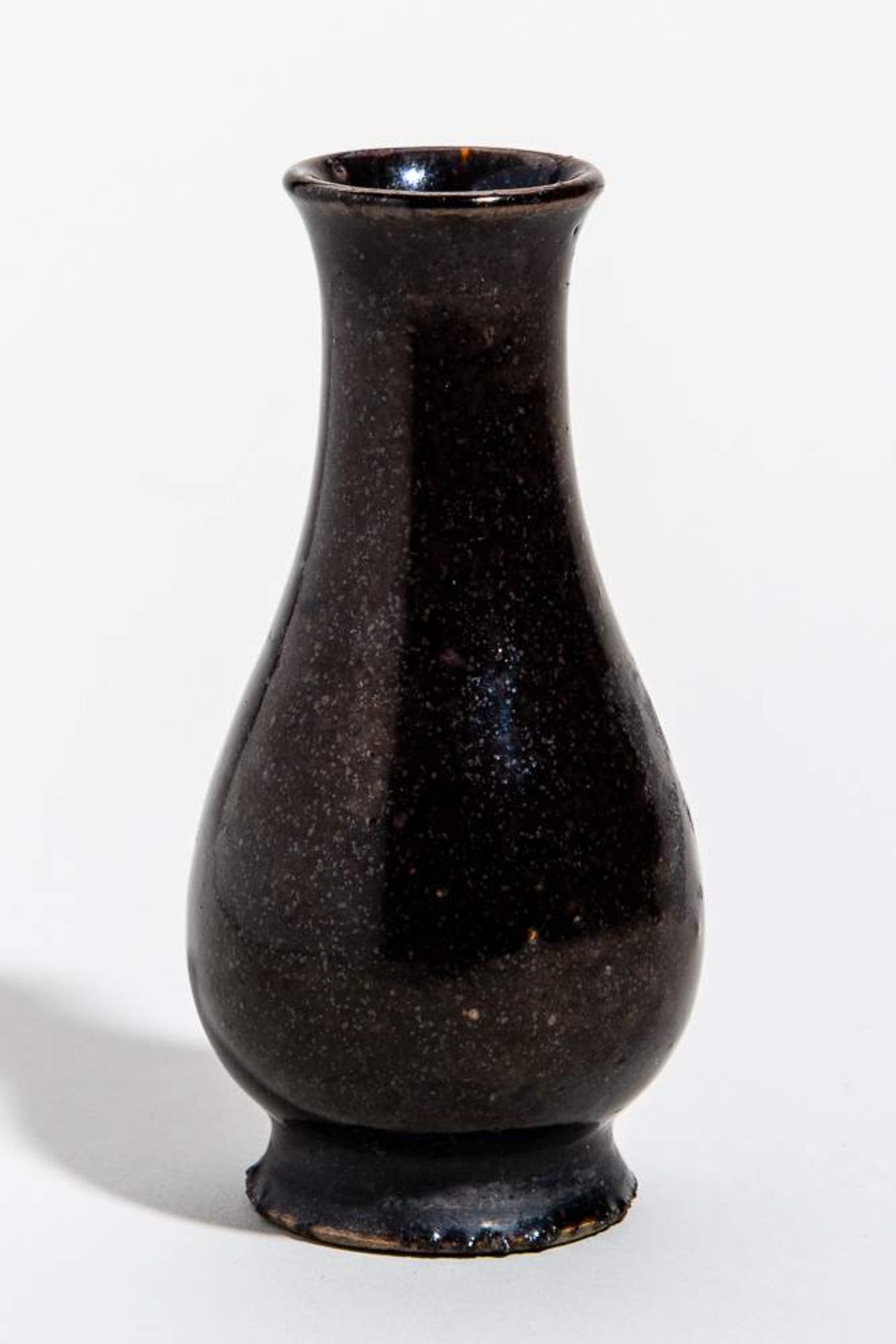 KLEINE VASE
Glasierte Keramik. China, Qing-DynastieVäschen mit hohem Hals, Mündung und auch der - Image 5 of 5