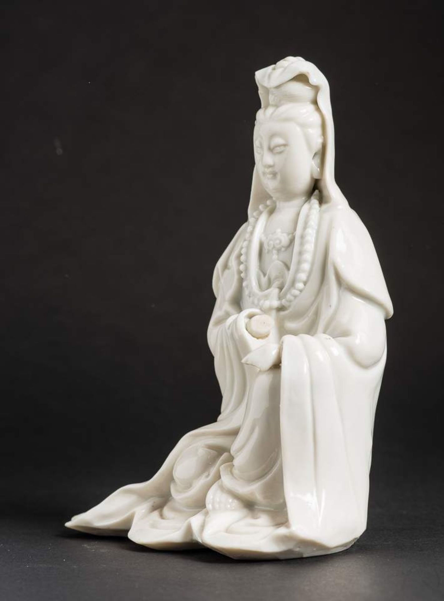 SITZENDE GUANYIN
Blanc de Chine-Porzellan. China, späte Qing-Dynastie, ca. 19. Jh.Die - Image 2 of 7