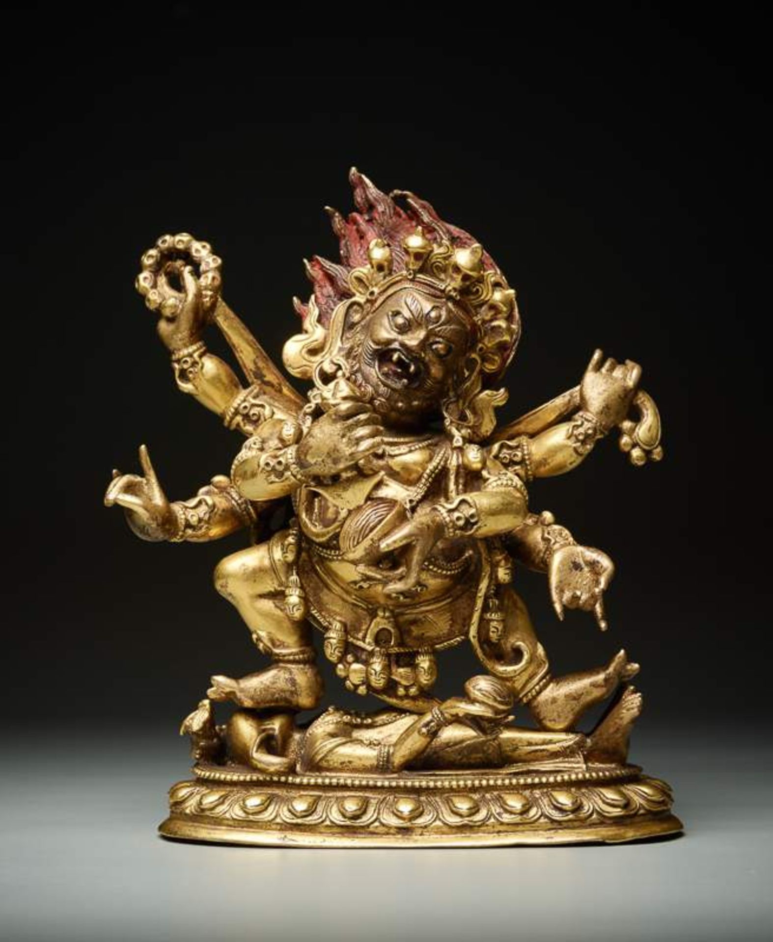 SECHSARMIGER SADBHUJA MAHAKALA
Bronze mit Feuervergoldung. Tibet, 18. Jh.Aus zwei Teilen - Image 2 of 7