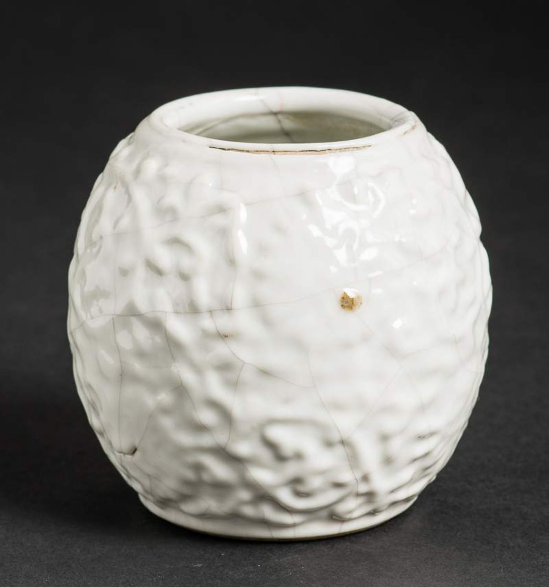 KLEINE VASE MIT FLORALEM RELIEF
Blanc de Chine-Porzellan. China, späte Qing-Dynastie, ca. 19. Jh.