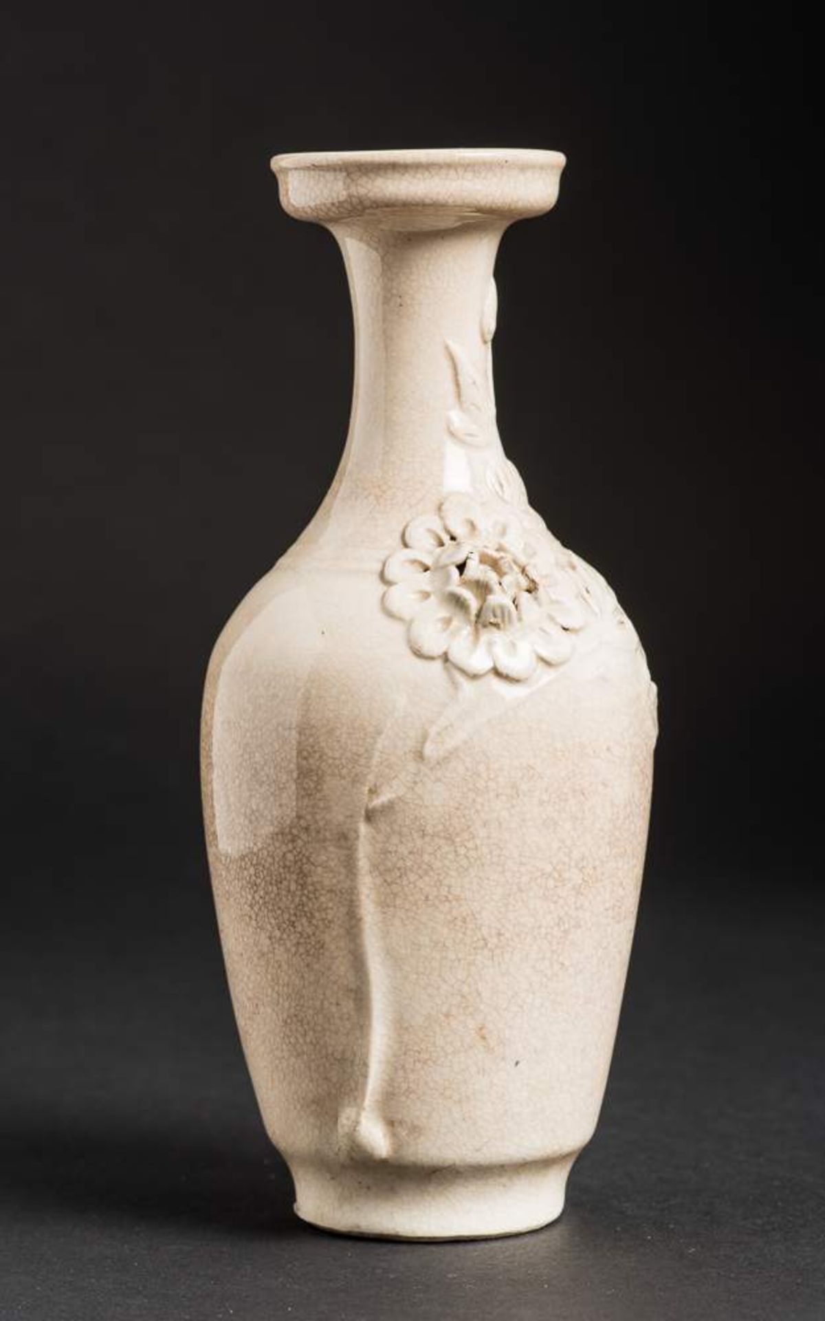 VASE MIT CHRYSANTHEMENBLÜTE
Steingut. China, späte Qing-Dynastie, ca. 19. Jh.Hochschultrige Form mit - Image 4 of 7