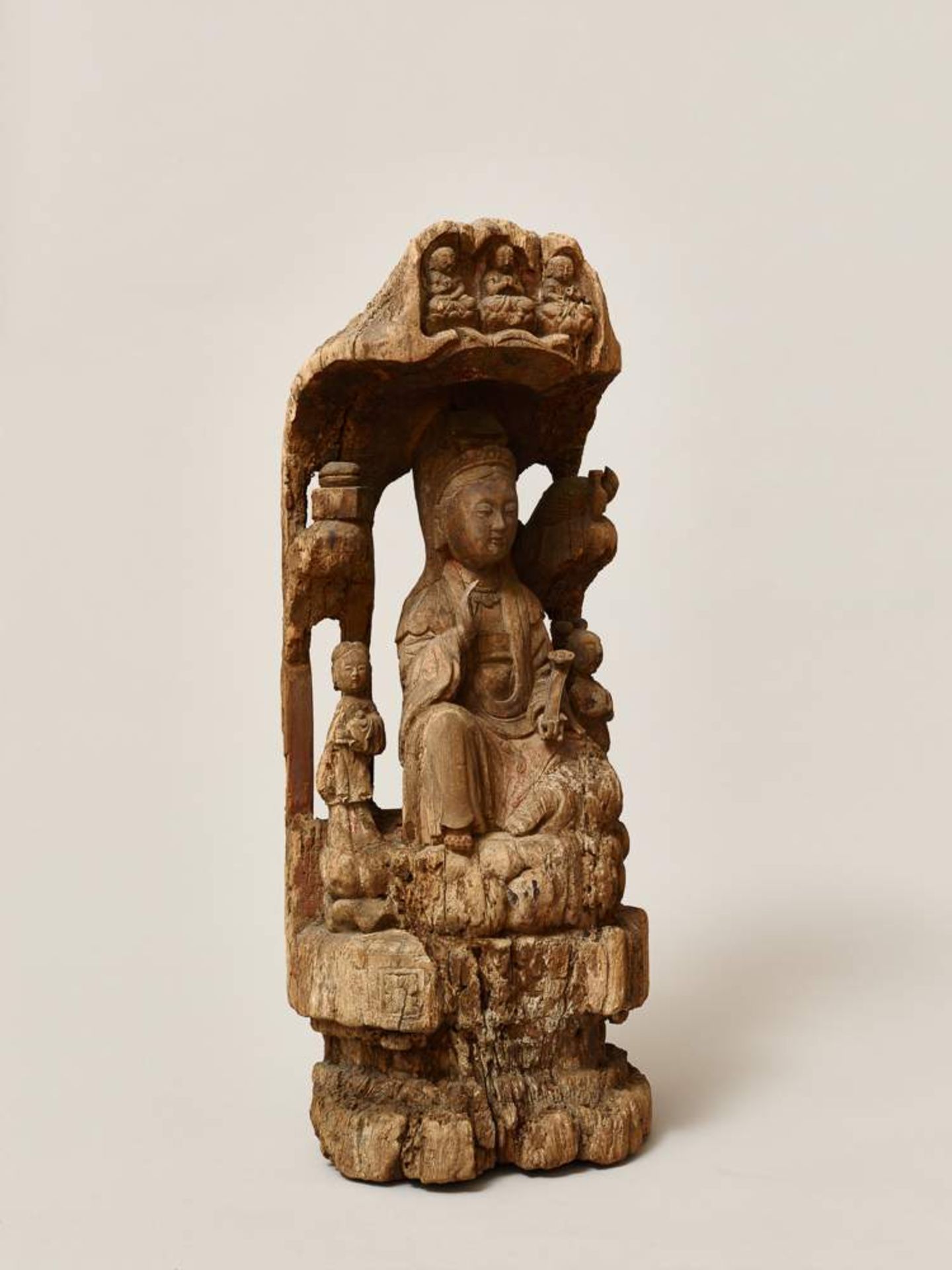 GÖTTIN GUANYIN MIT BEGLEITFIGURENHolz. China, Qing-Dynastie, 17. bis 18. Jh.Altersgesehen - Image 3 of 5