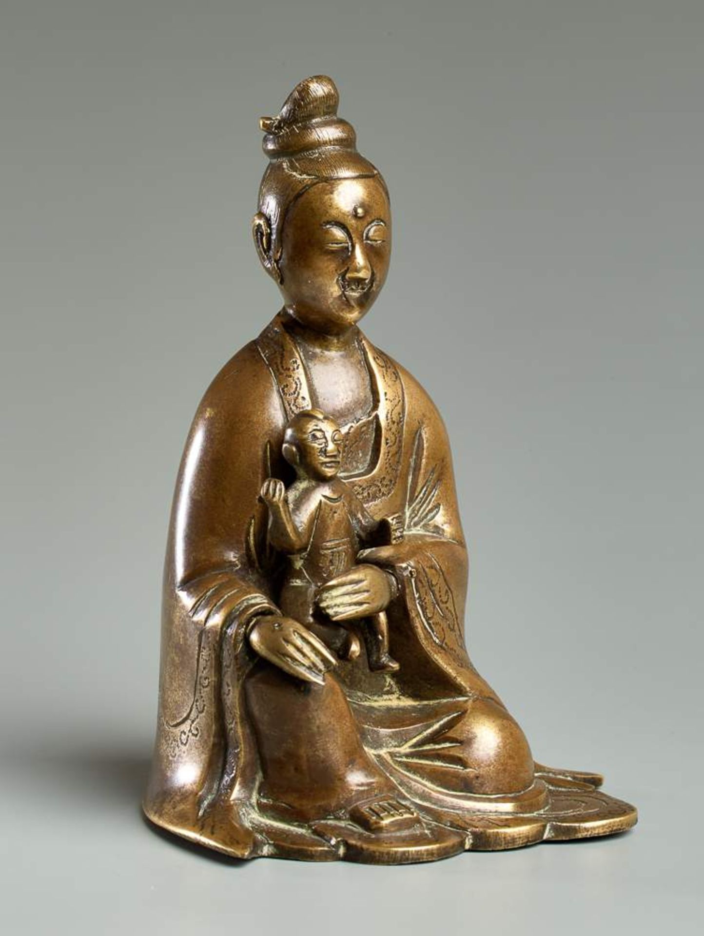 DIE GÖTTIN GUANYIN MIT KIND
Gelbe Bronze. China, 18. Jh.Sie dürfte die beliebteste „Gottheit“ Chinas - Image 3 of 6