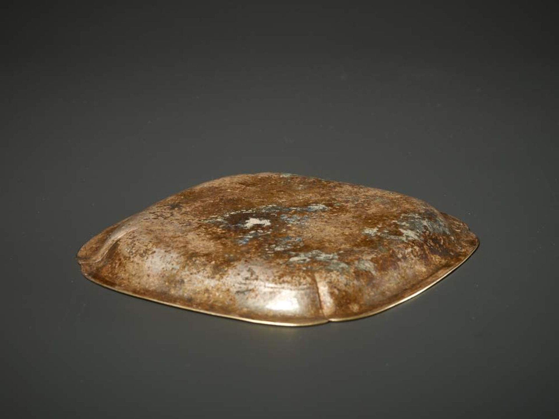 TELLER MIT BLÜTEN UND SCHMETTERLINGEN
Silber und Vergoldung. China, vermutlich Tang-Dynastie ( - Image 5 of 5