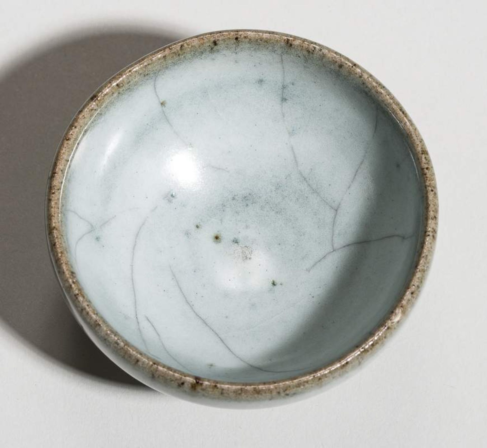 KLEINE SCHALE
Glasierte Keramik. China, Yuan-Dynastie, ca. 13. bis 14. Jh.Schöner graugrüne - Image 5 of 5