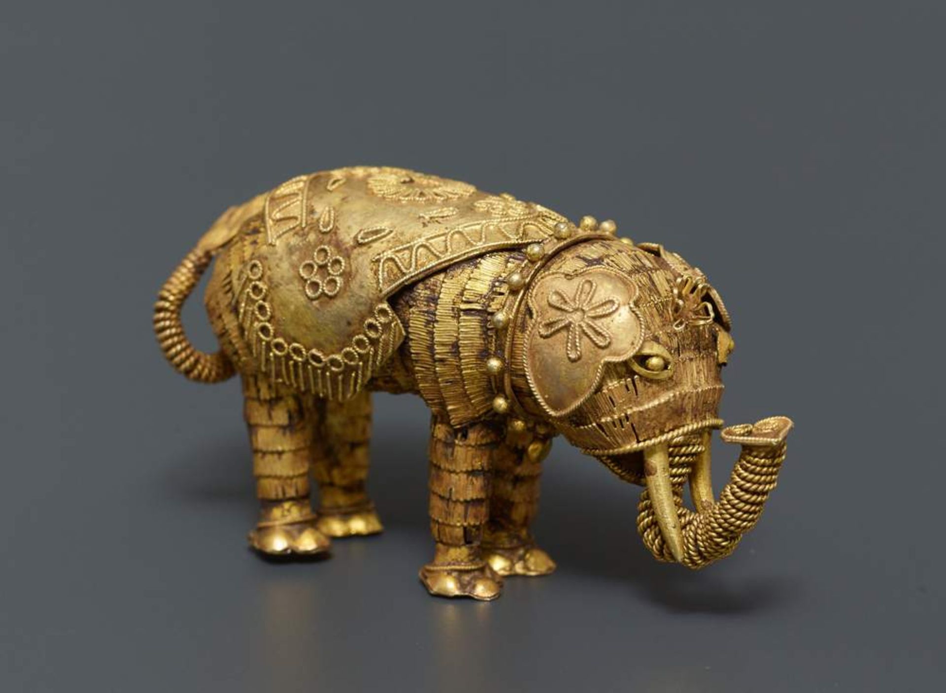 ELEFANT
Gold. China, vermutlich Tang- bis Liao-Dynastie (bis 12. Jh.)Feinste Miniaturarbeit aus - Image 2 of 5