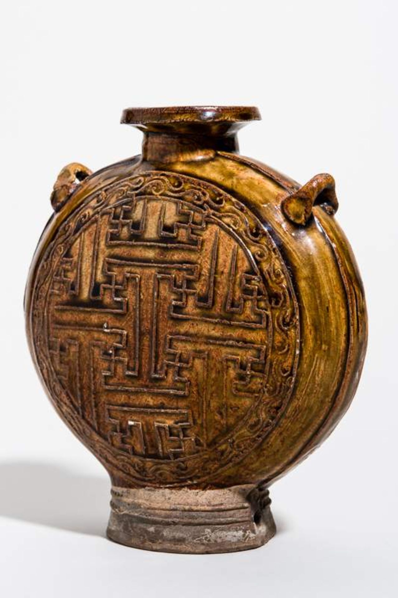 PILGERFLASCHE MIT SWASTIKA-SYMBOLEN
Glasierte Keramik. China, Ming- bis Qing-Dynastie,Kreisrundes, - Image 2 of 7