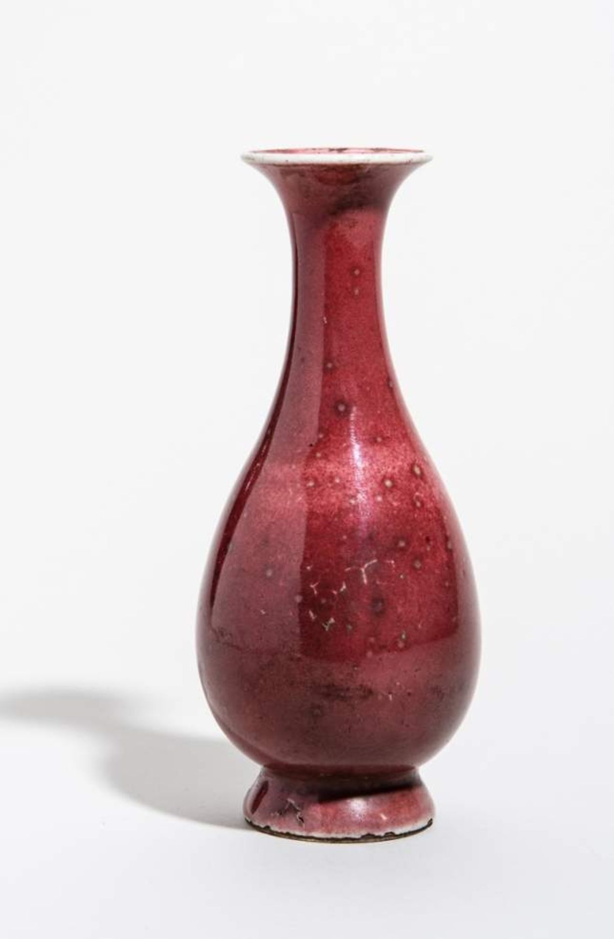 FORMSCHÖNE KLEINERE VASE
Porzellan. China, Qing-Dynastie, ca. 18. bis 19. Jh.Sehr gut mit kleinen - Image 9 of 9