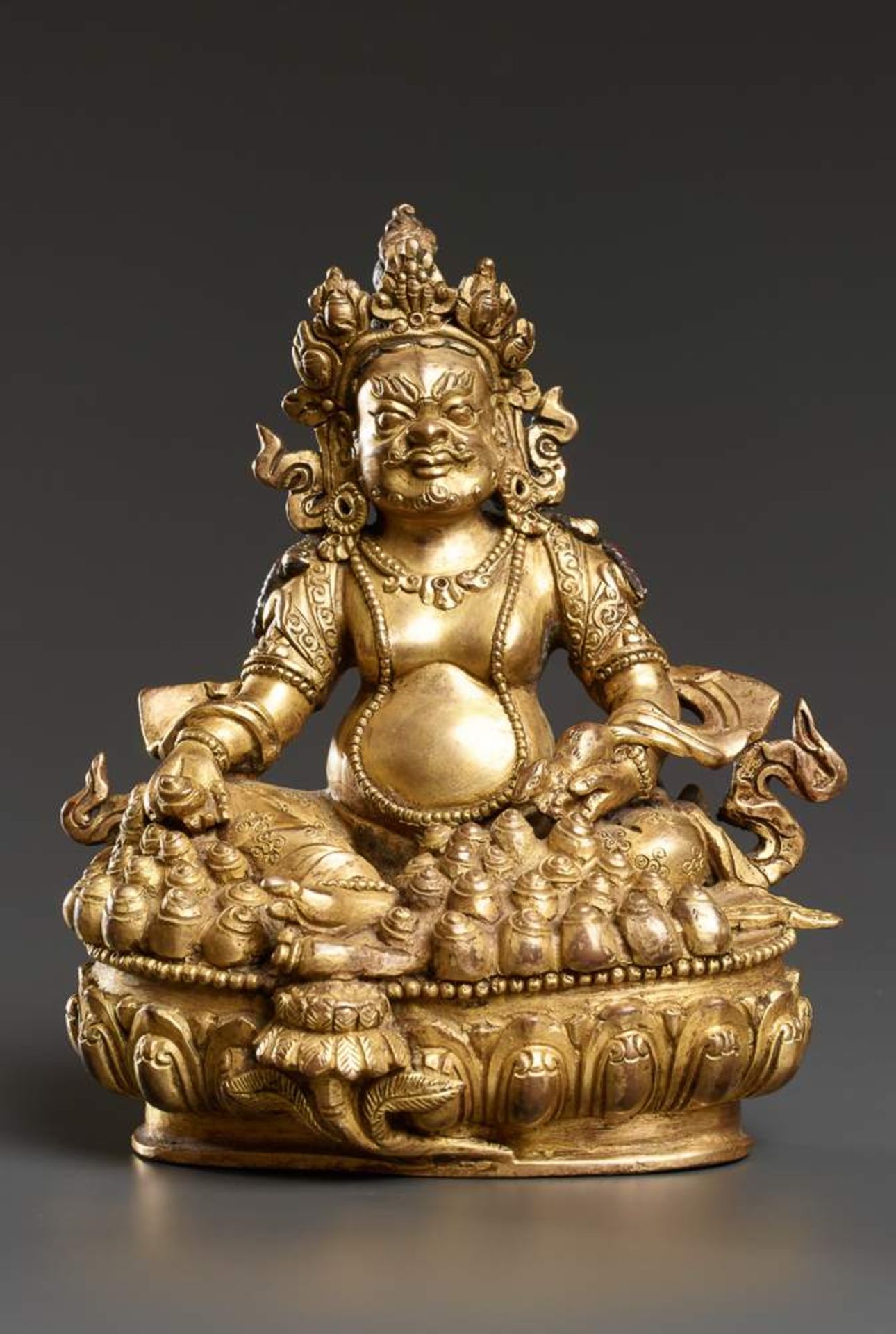 DIE REICHTUMSGOTTHEIT JAMBHALA
Feuervergoldete Bronze. Tibet, 18. Jh.Eine außergewöhnliche