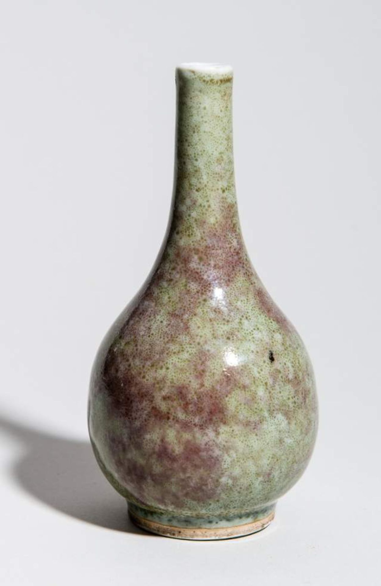 KLEINE VASE
Porzellan. China, späte Qing-Dynastie, ca. 19. Jh.Schöne grüngraue Glasur mit - Image 2 of 6