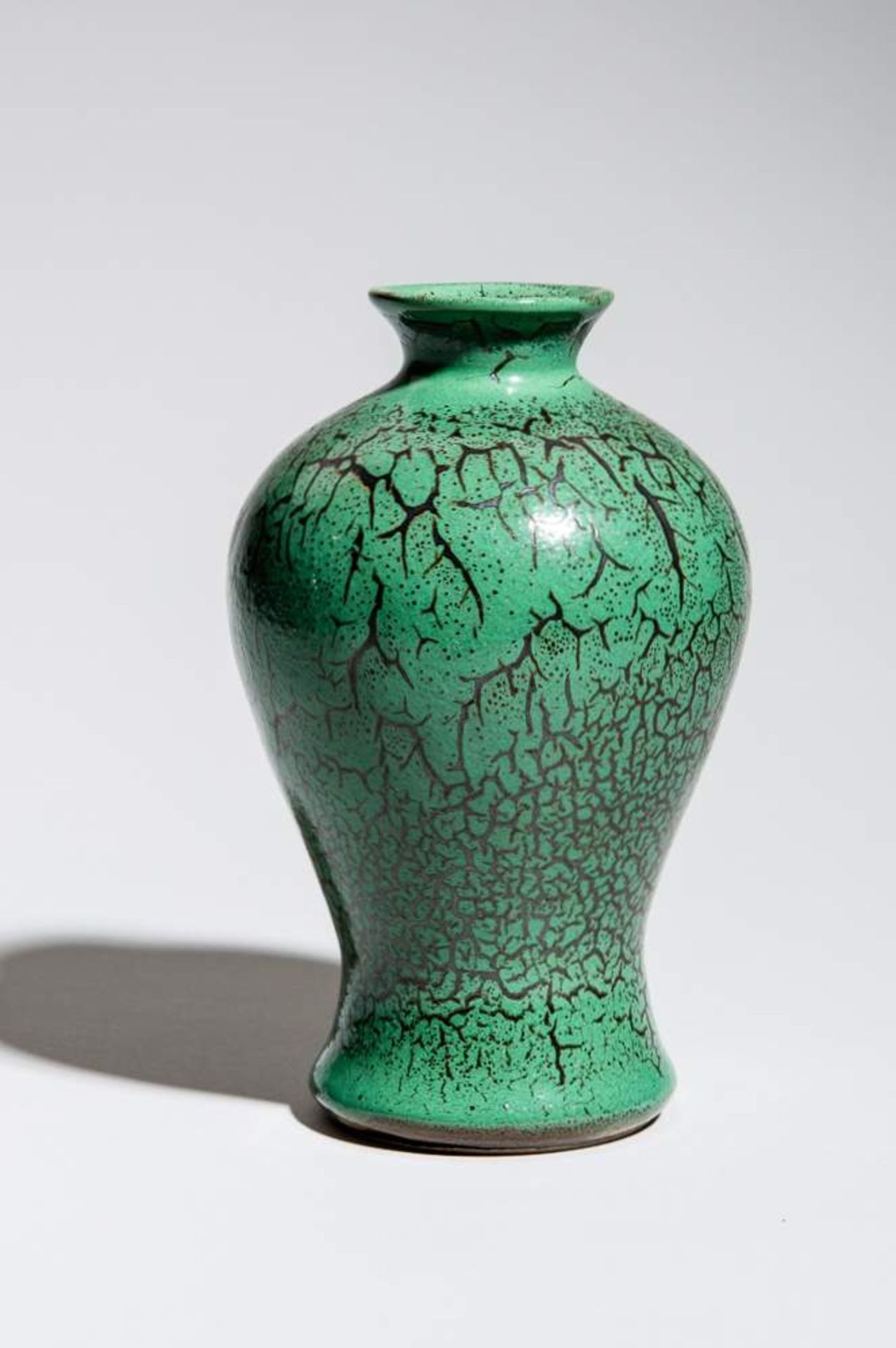 GRÜNE VASE MIT ASTWERK-DEKOR
Glasierte Keramik. China, Qing-Dynastie bis RepublikSeltenes kleines - Image 4 of 7