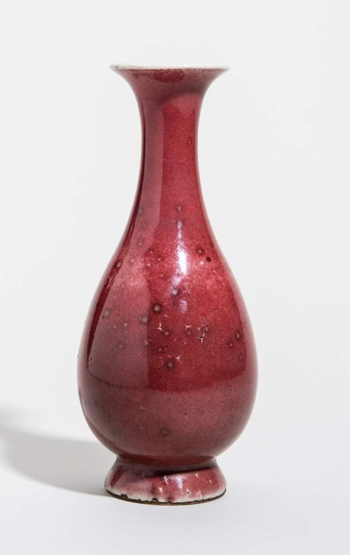 FORMSCHÖNE KLEINERE VASE
Porzellan. China, Qing-Dynastie, ca. 18. bis 19. Jh.Sehr gut mit kleinen