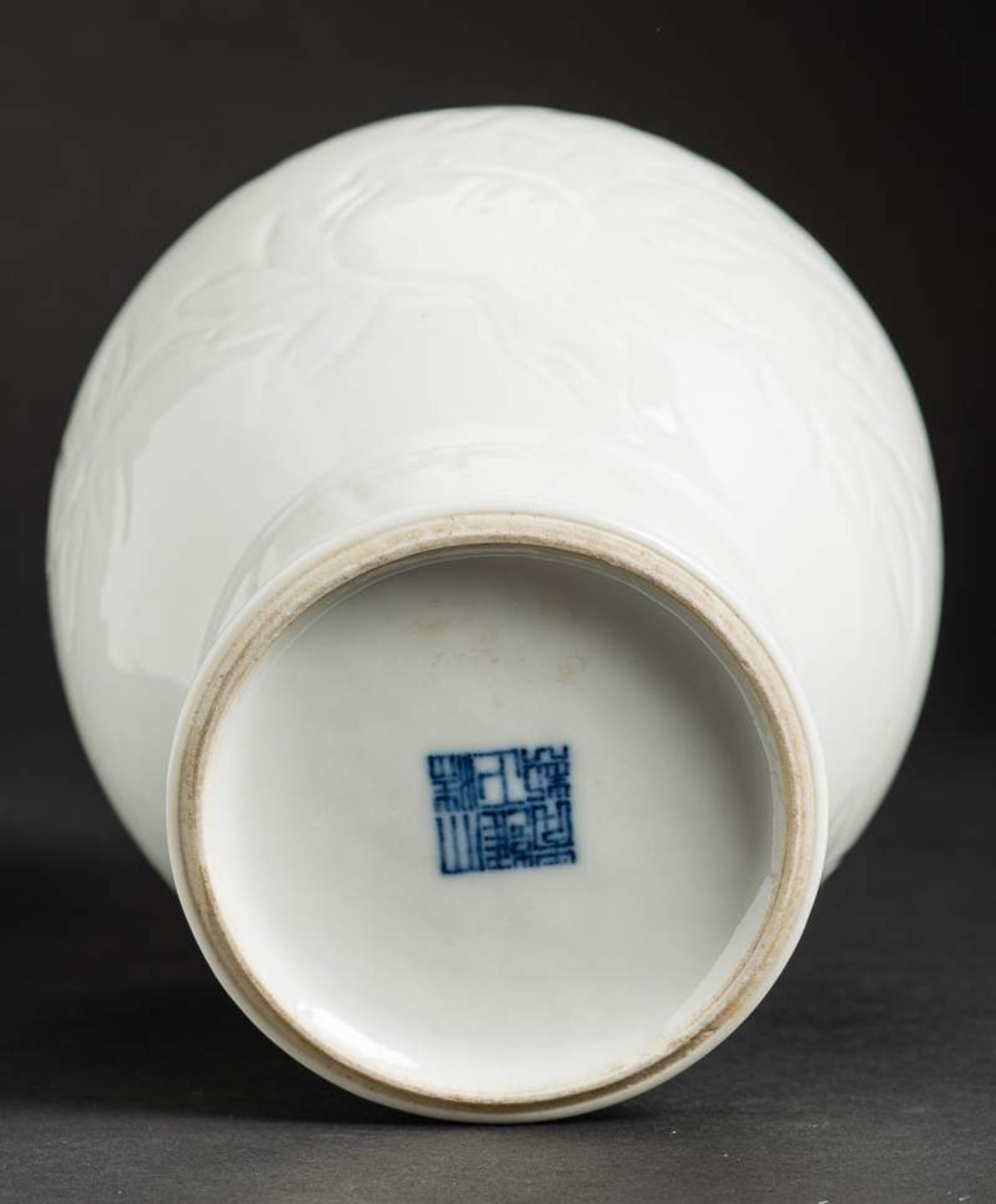 VASE MIT BLÜTENRELIEF
Blanc de Chine-Porzellan. China, späte Qing-Dynastie, ca. 19. Jh.Mit - Image 6 of 7