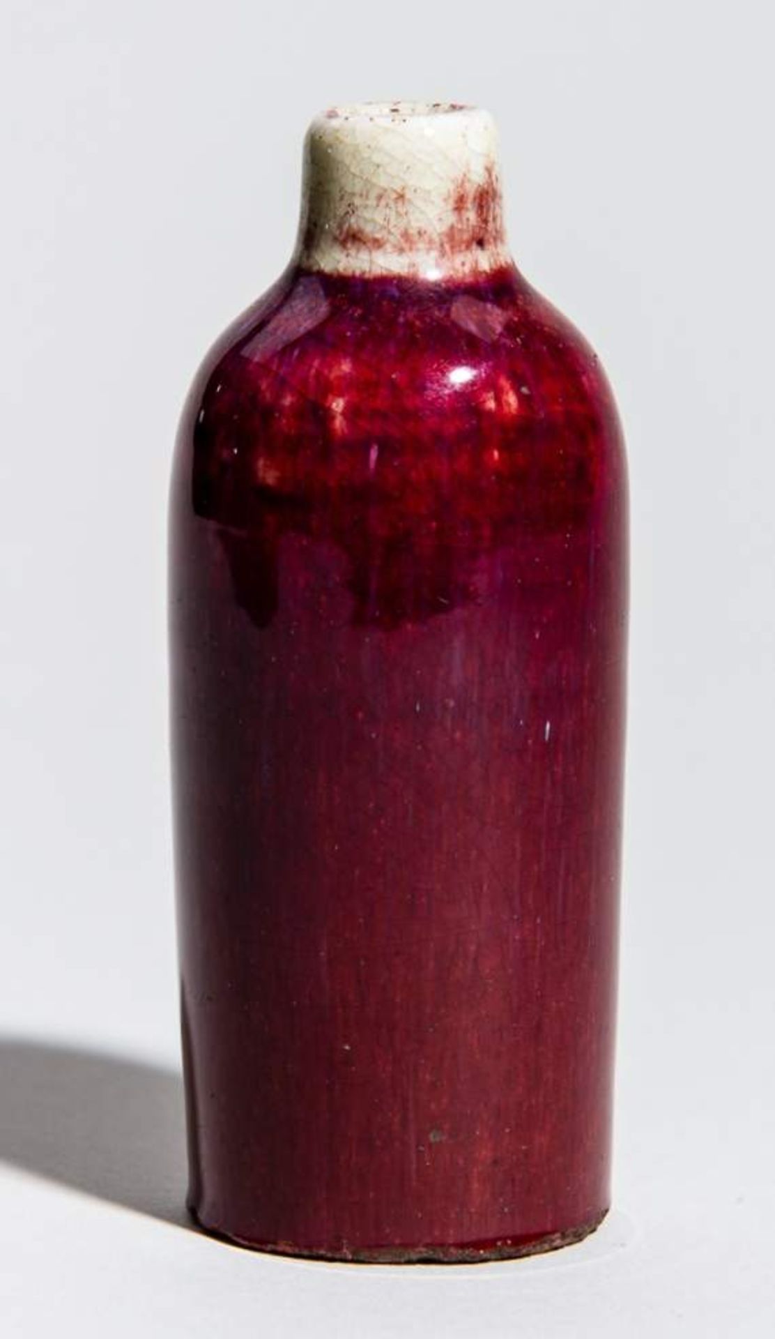 SNUFFBOTTLE
Glasiertes Steingut. China, Qing-Dynastie, 19. Jh.Zylindrische Form mit runden Schultern