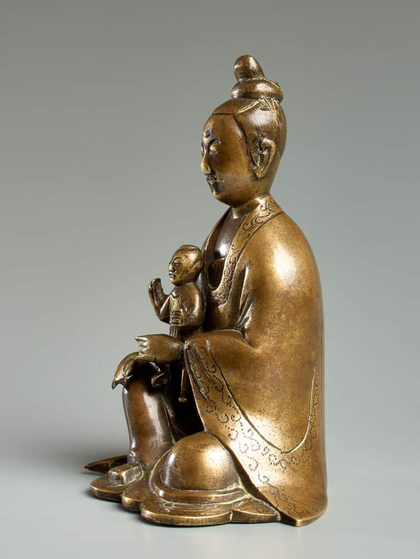 DIE GÖTTIN GUANYIN MIT KIND
Gelbe Bronze. China, 18. Jh.Sie dürfte die beliebteste „Gottheit“ Chinas - Image 4 of 6